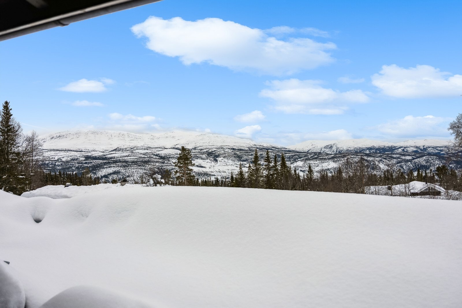 Hytta ligger attraktivt og fint til med flott utsikt og gode solforhold. Galleribilde