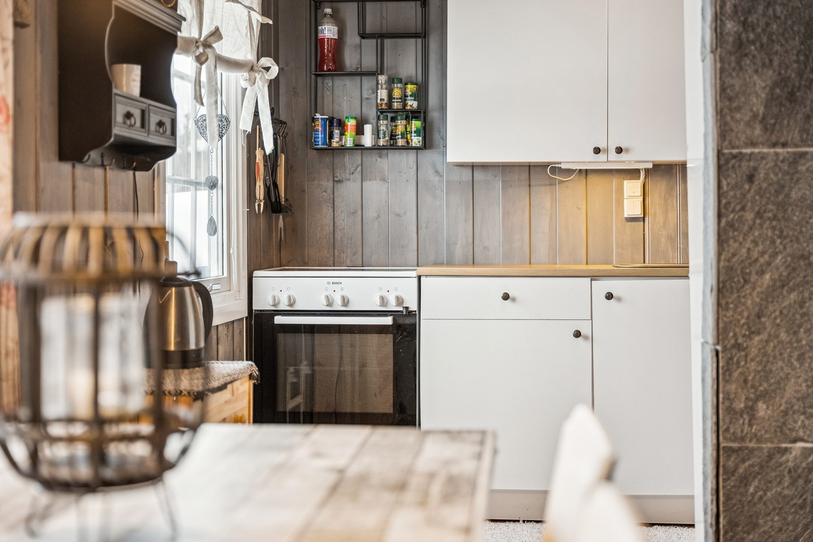 Spisebordet finner sin naturlige plass mellom kjøkken og stue. Galleribilde