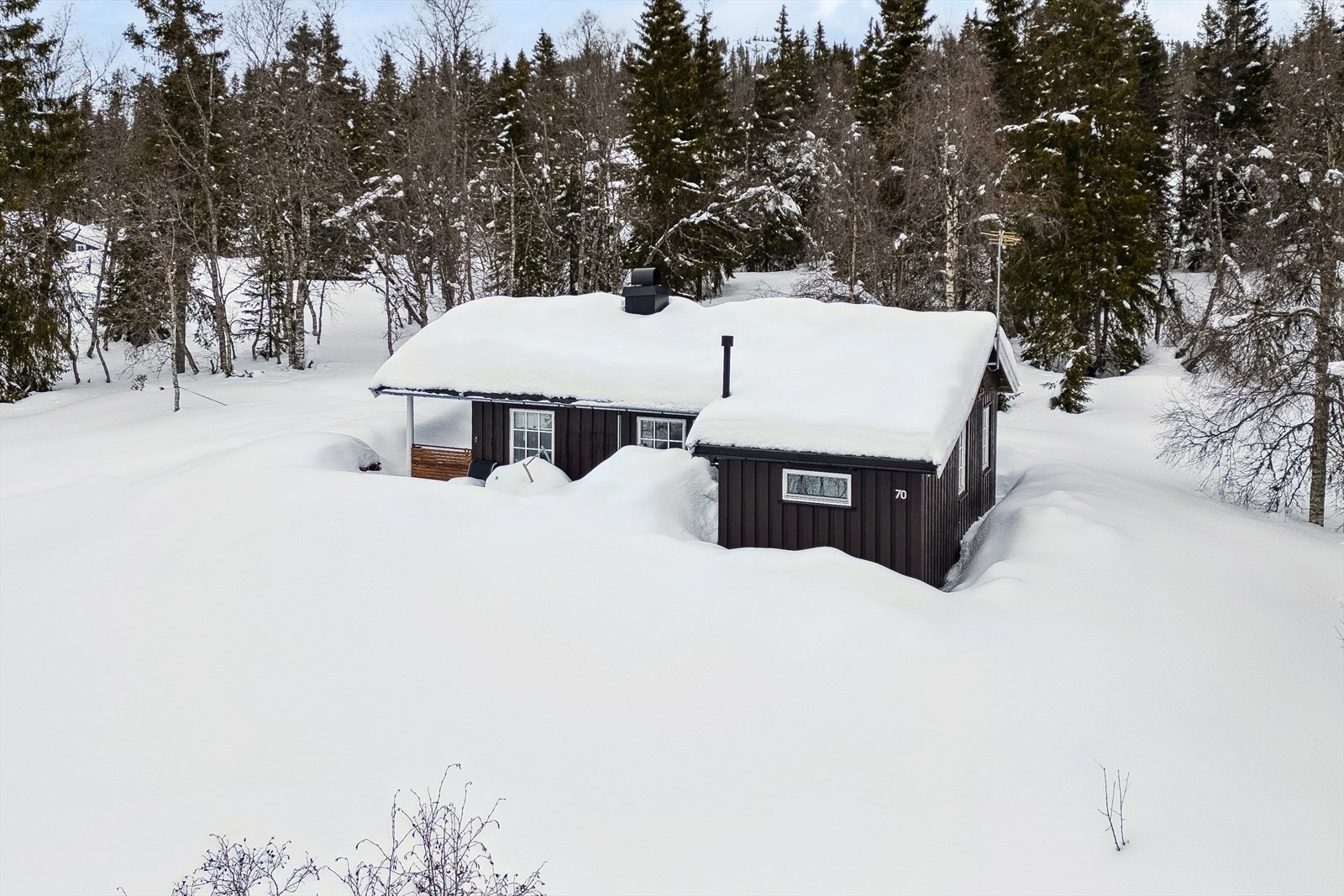 Frittliggende hytte i naturskjønne omgivelser. Galleribilde