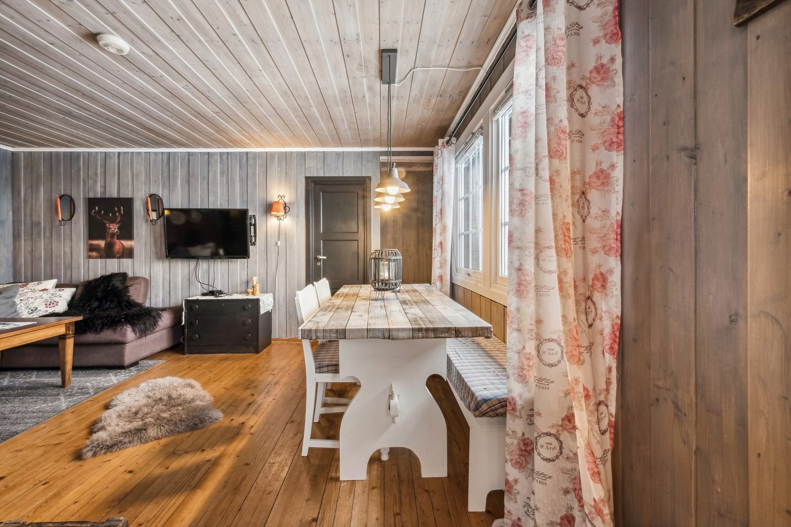 Stuen i hytta er beiset en lun fargetone. Galleribilde