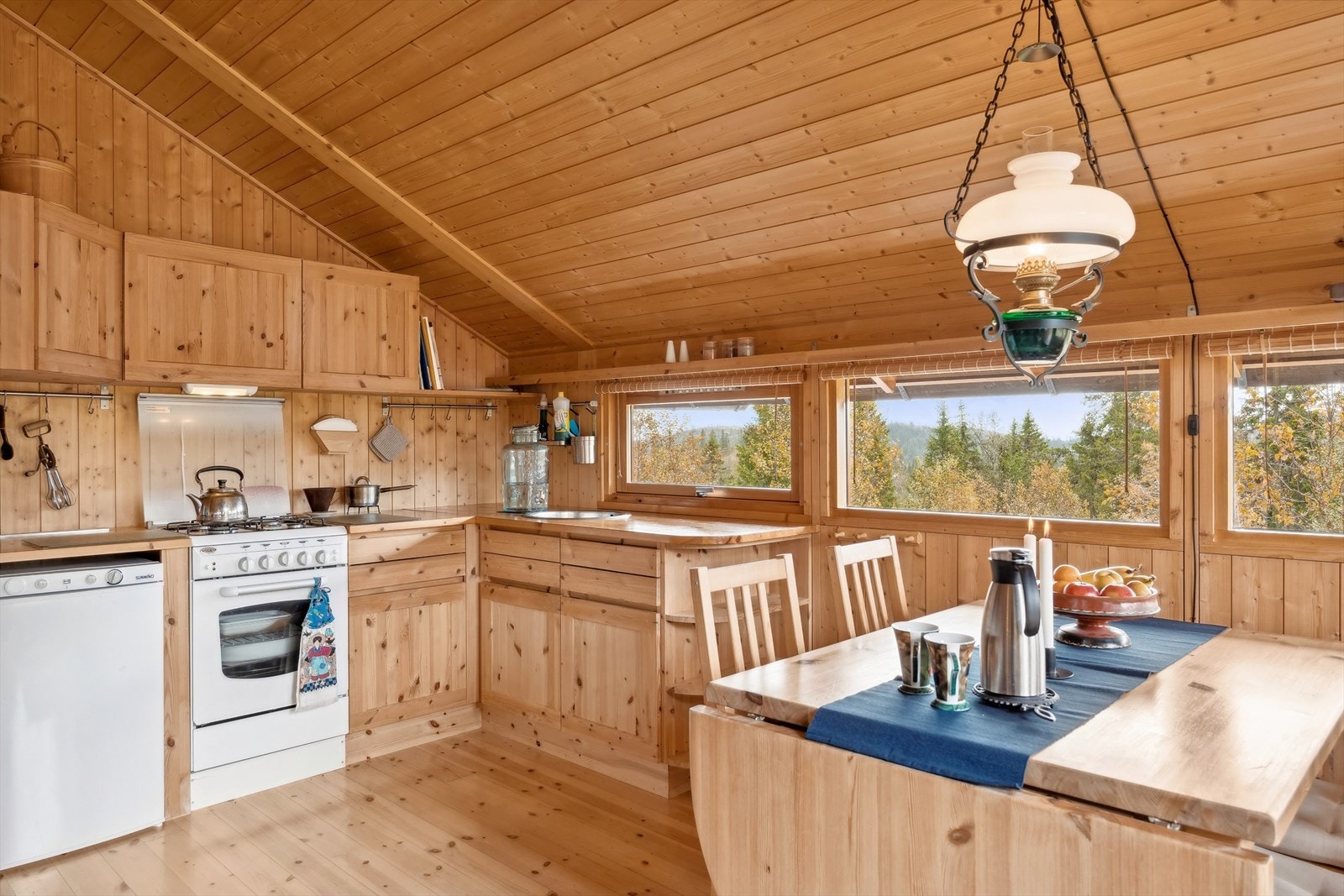 Kjøkkenet tilbyr rikelig med lagringsplass gjennom mange skap og skuffer. Galleribilde