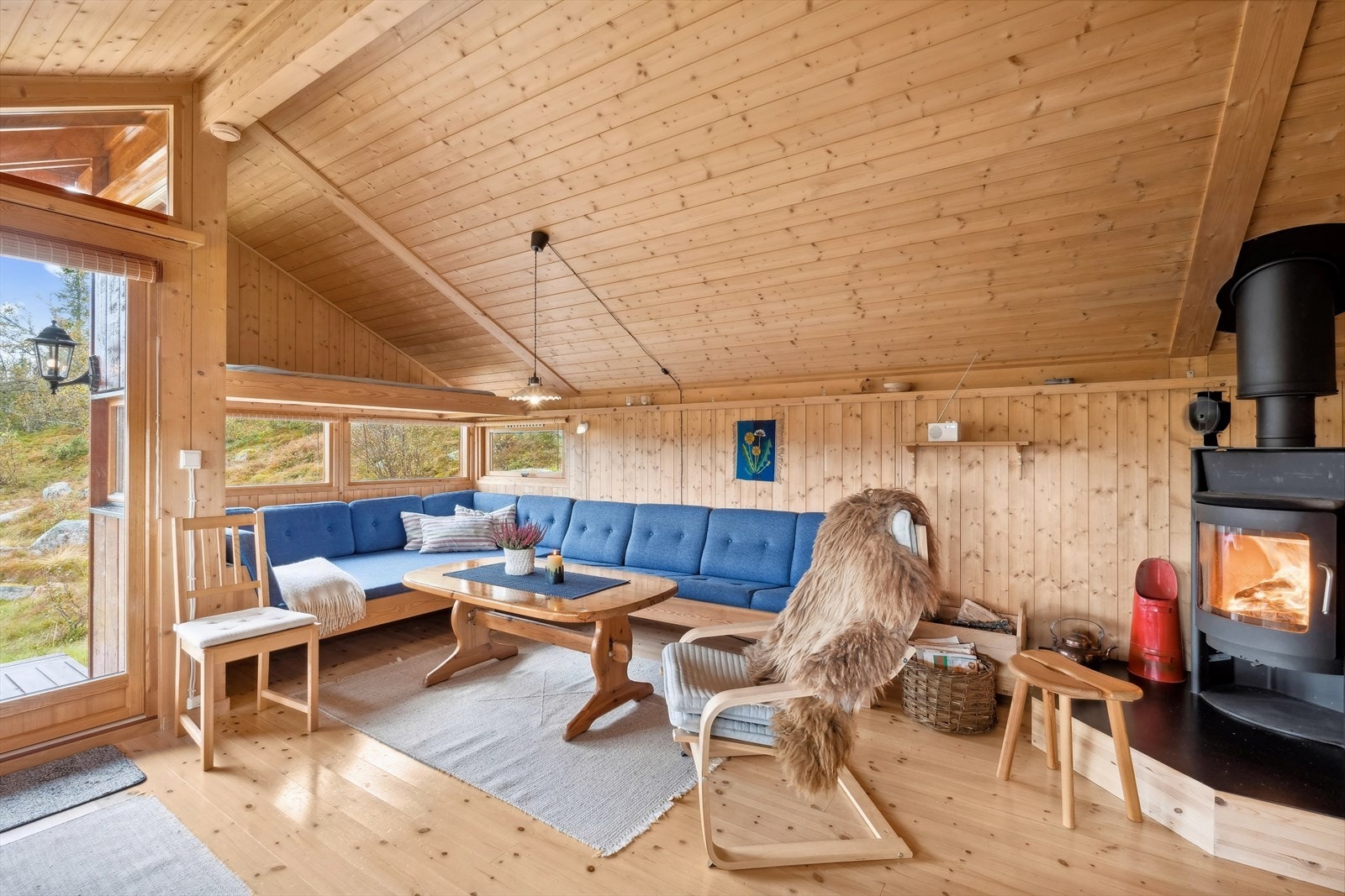 Hytten har en åpen stue- og kjøkkenløsning med lune og fine overflater med heltre. Galleribilde