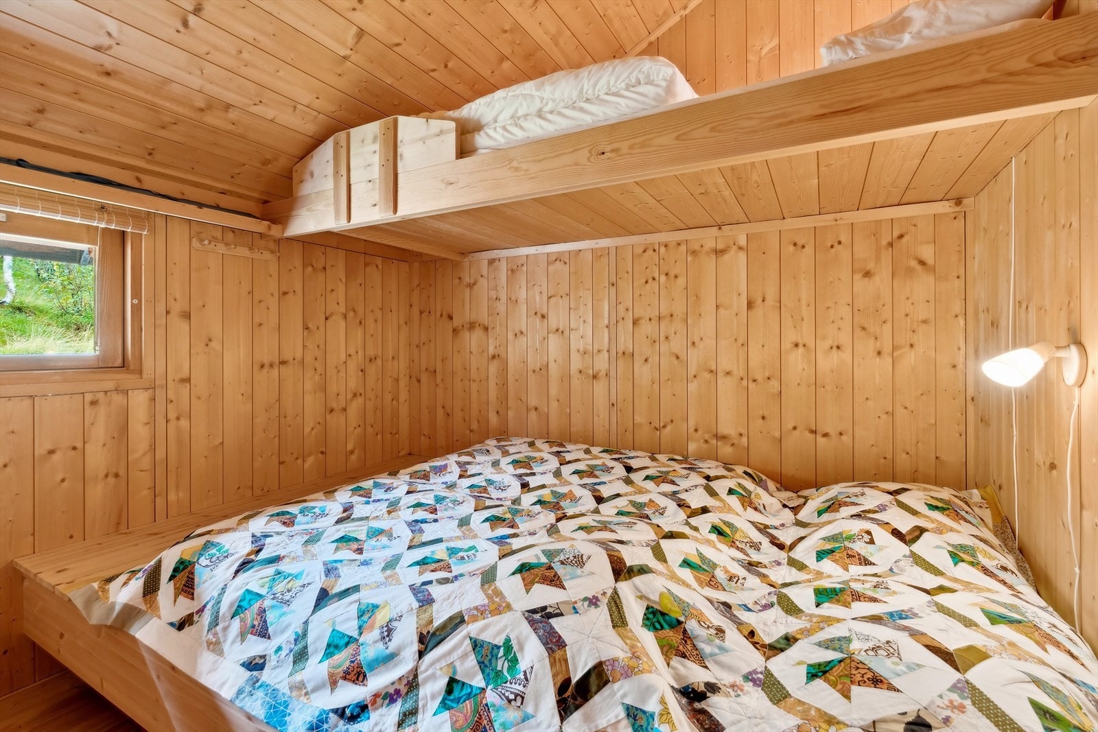 Soverommene har god plass til seng og naturlig tilhørende møblement. Det er fint lysinnslipp til rommene fra vinduene. Galleribilde