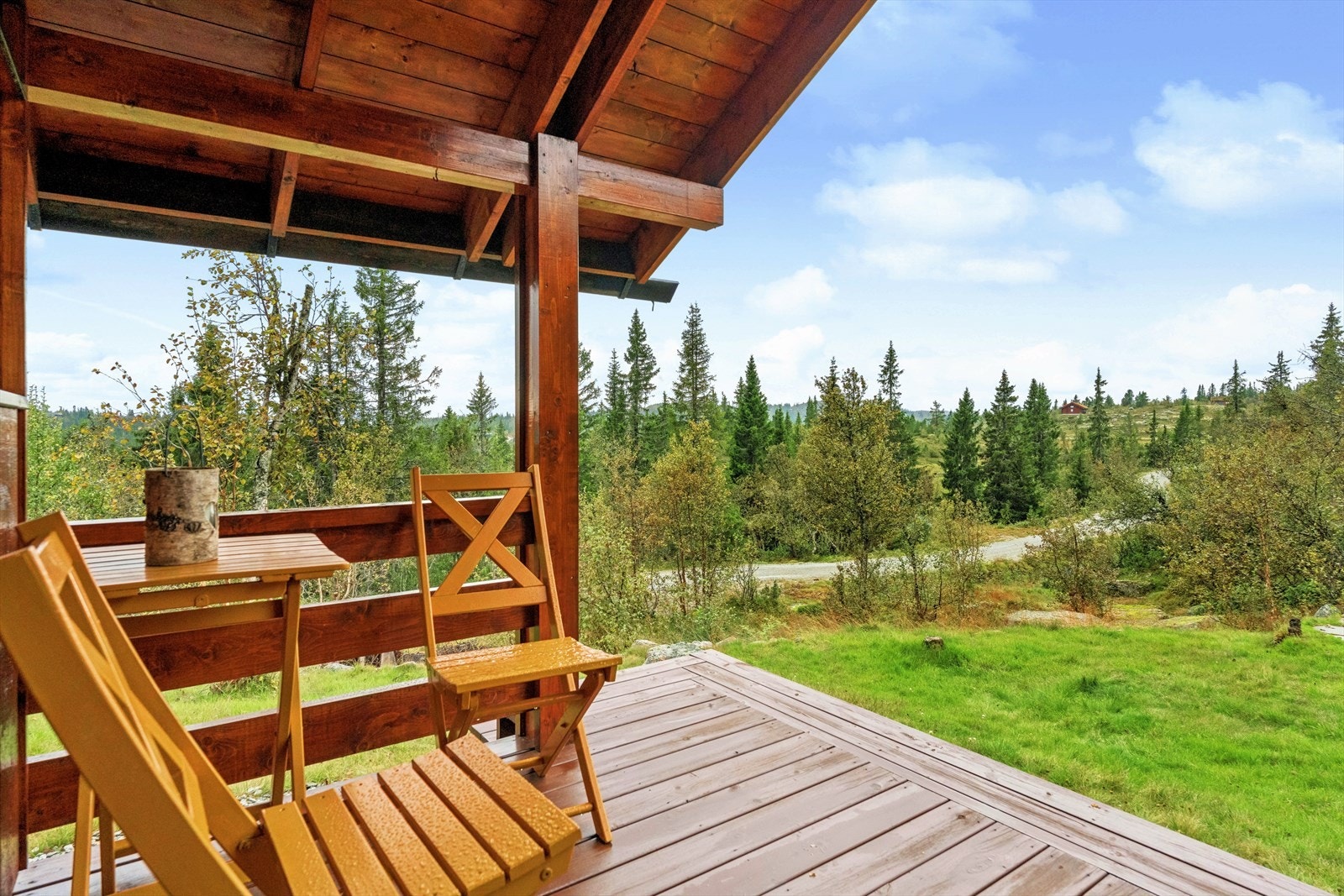 Fra stuen er det utgang til en overbygget terrasse hvor du kan nyte gode solforhold og naturskjønt utsyn. Galleribilde