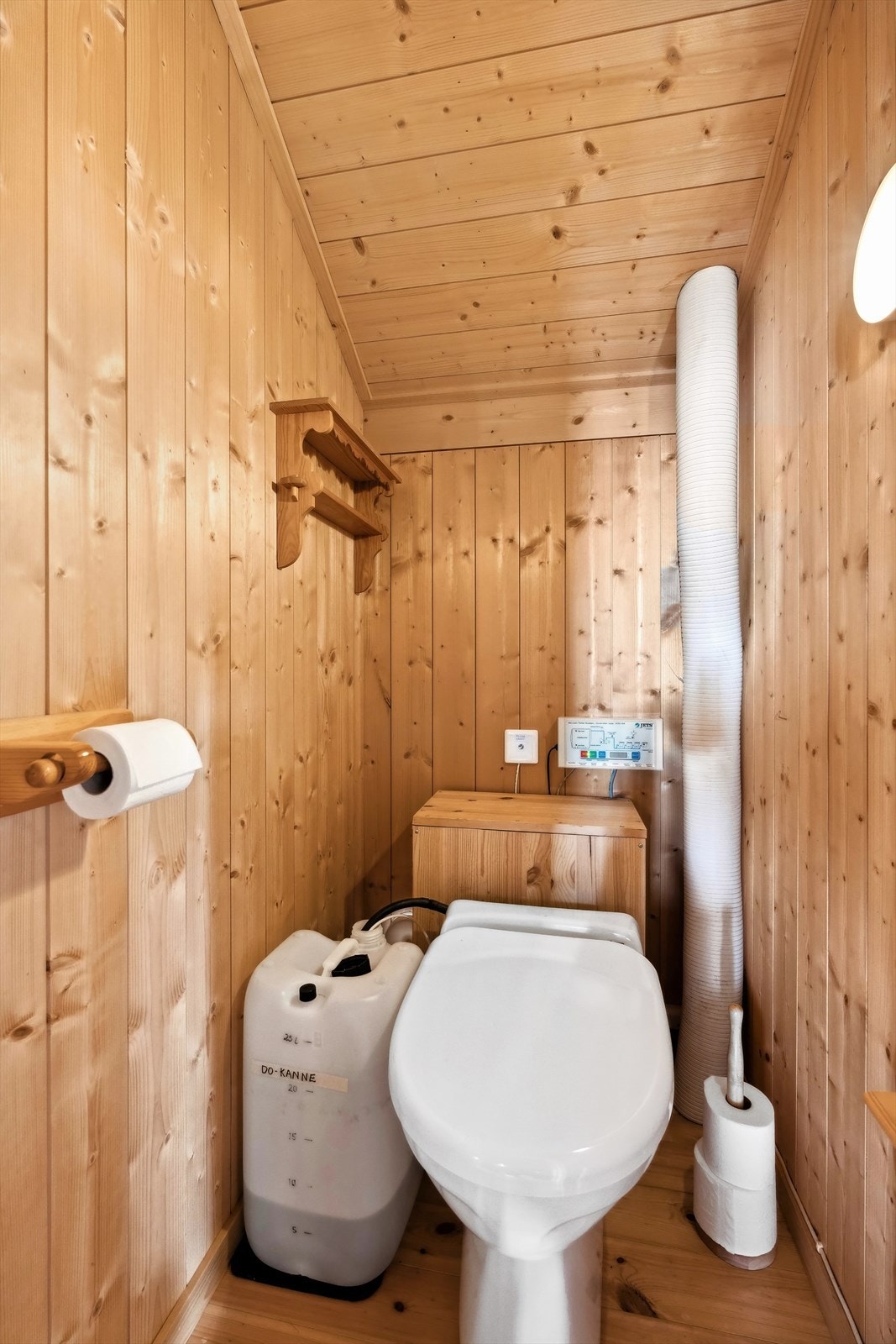 Hytten har eget toalettrom med Jets vakuumtoalett fra 2017 som er både effektivt og pålitelig. Dette systemet ikke er søkt om utslippstillatelse, dvs ikke lovlig pr dags dato. Galleribilde
