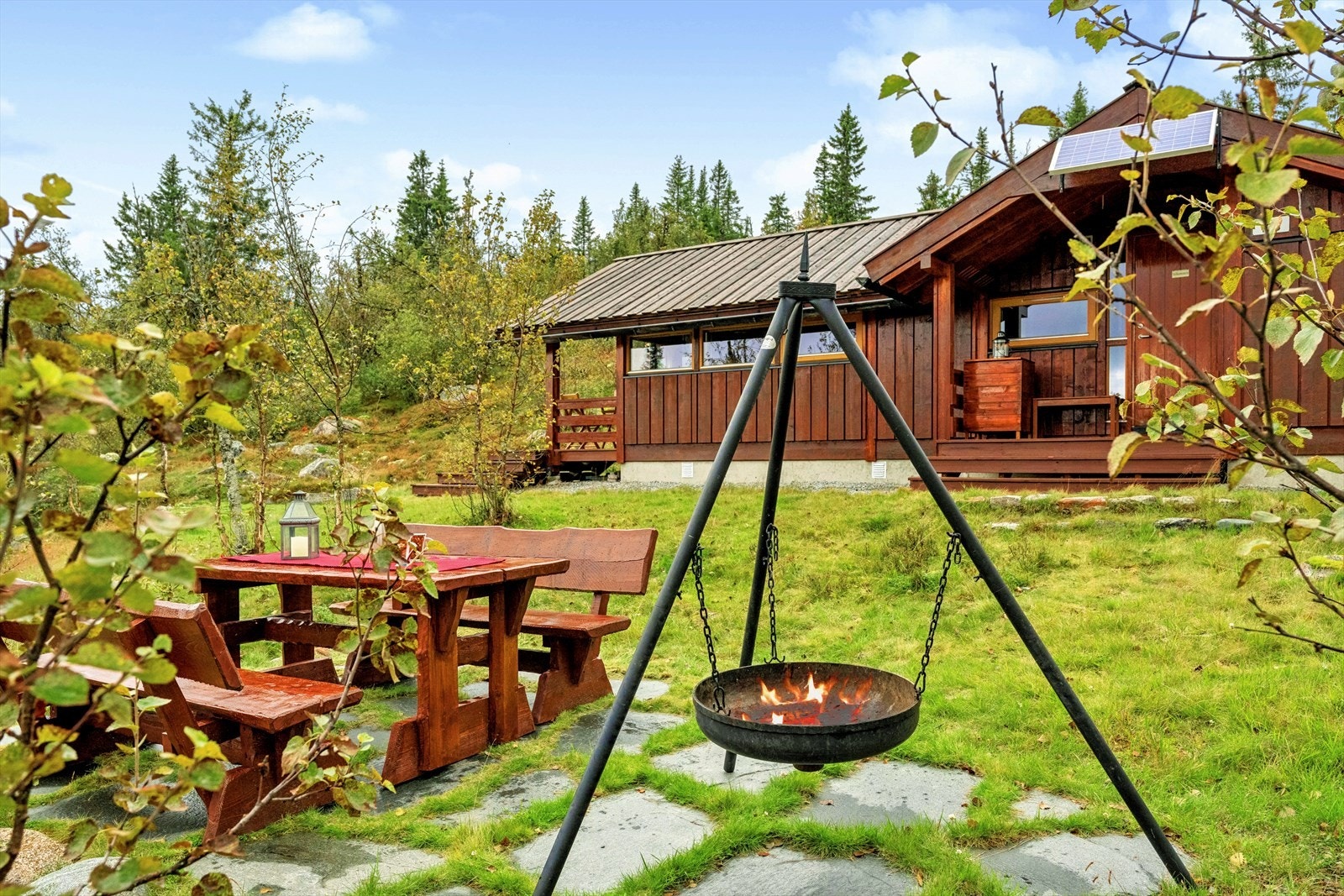 Solen og de vakre omgivelsene kan også nytes fra bålplassen som er pent opparbeidet med skiferheller. Galleribilde