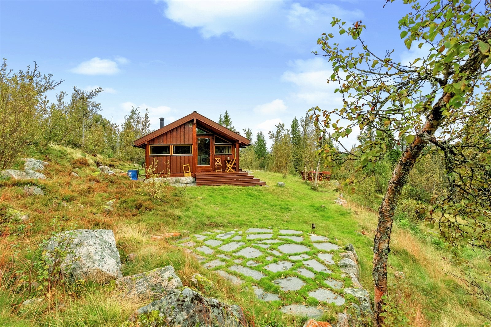 Tomten består delvis av naturtomt, men har også fine plenarealer som egner seg godt til ballspill og lek. Galleribilde