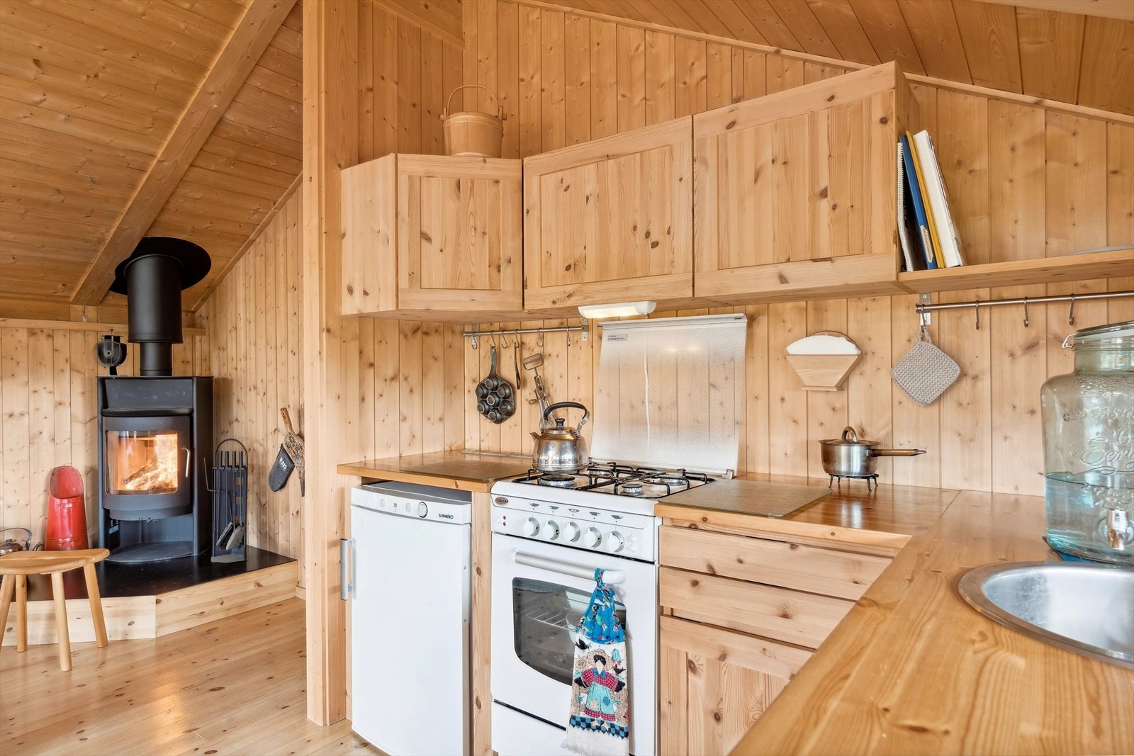 Videre har kjøkkenet nisjer for frittstående hvitevarer som gasskomfyr og gasskjøleskap. Galleribilde