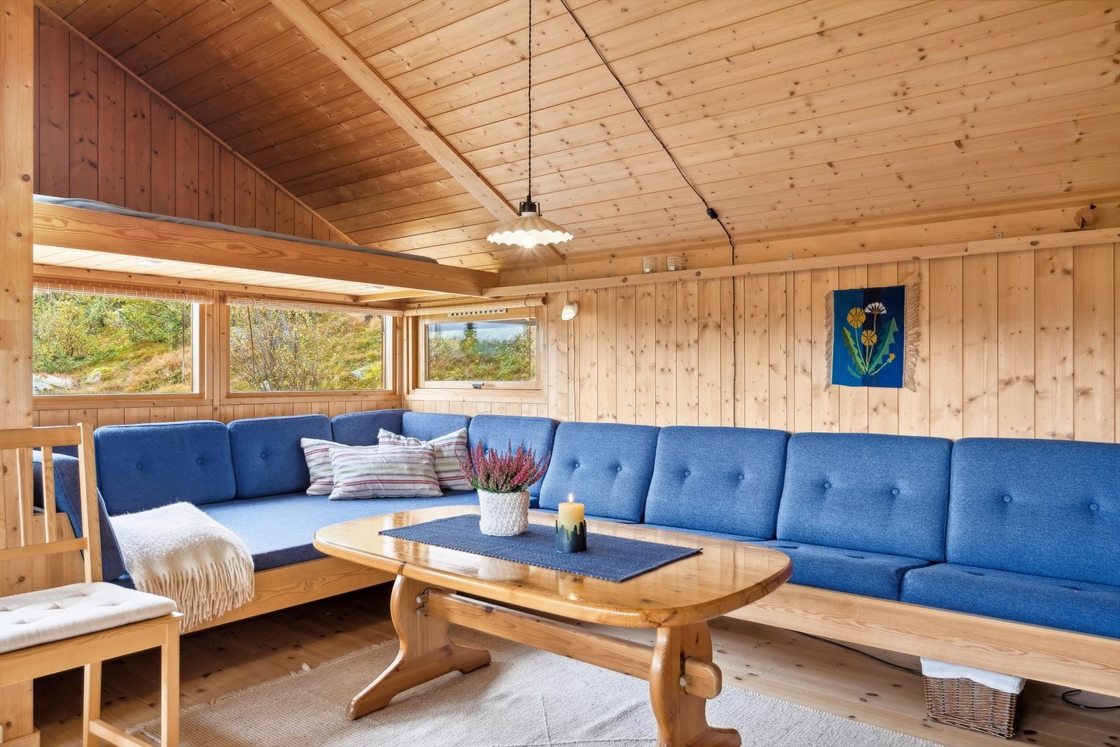 Sofabenk og karnappbenk med karnapphems er fastmontert. Spisebordet er et salongbord. Galleribilde