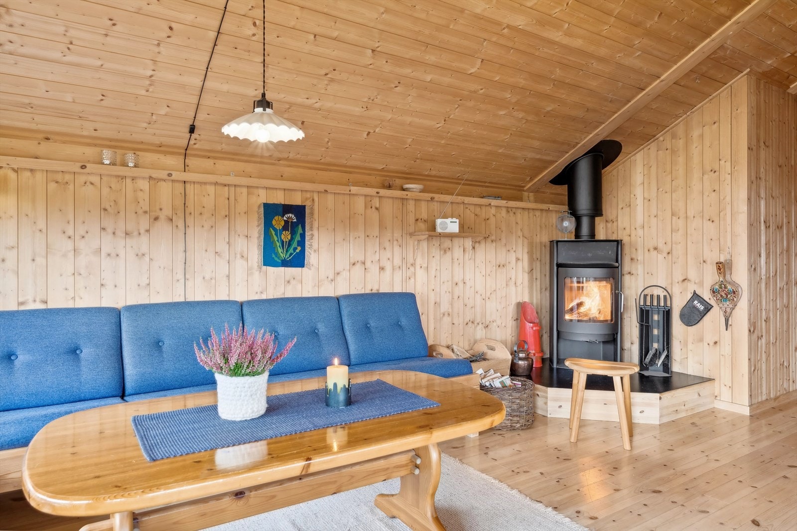 Stuen har en flott vedovn som gir god varme etter en lang dag ute i skiløypa. Galleribilde