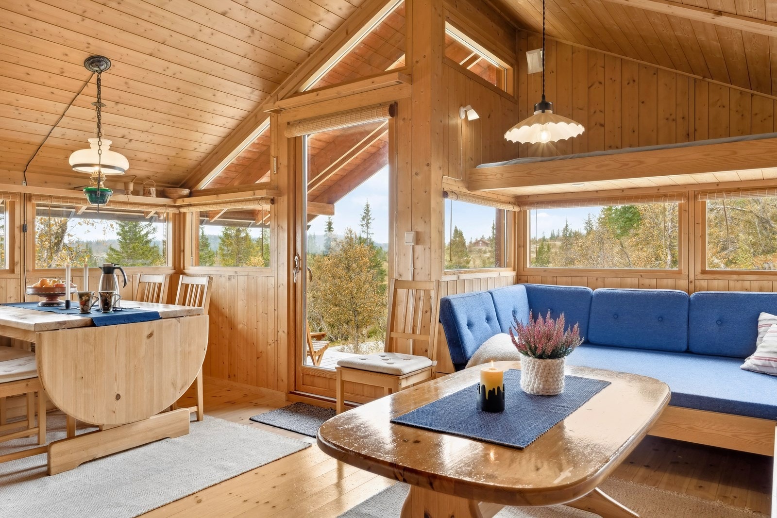 God takhøyde og store vinduer skaper en hyggelig atmosfære. Galleribilde