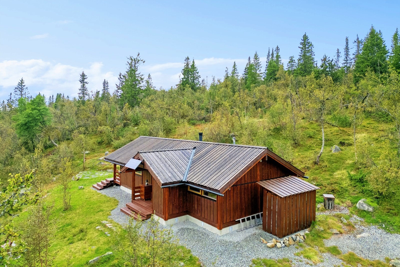 Dekarvegen 128 er en innholdsrik og pen hytte fra 2007 med attraktiv beliggenhet i et naturskjønt friluftseldorado. Galleribilde