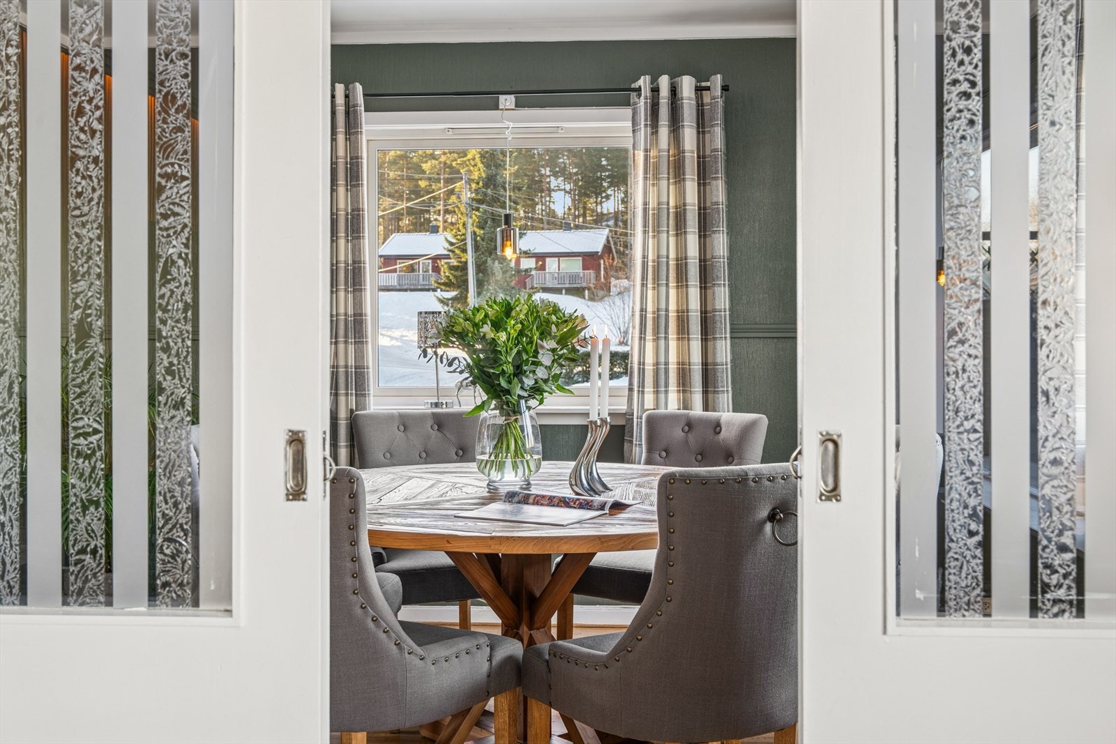 Adkomst fra stuen til spisestue. Galleribilde