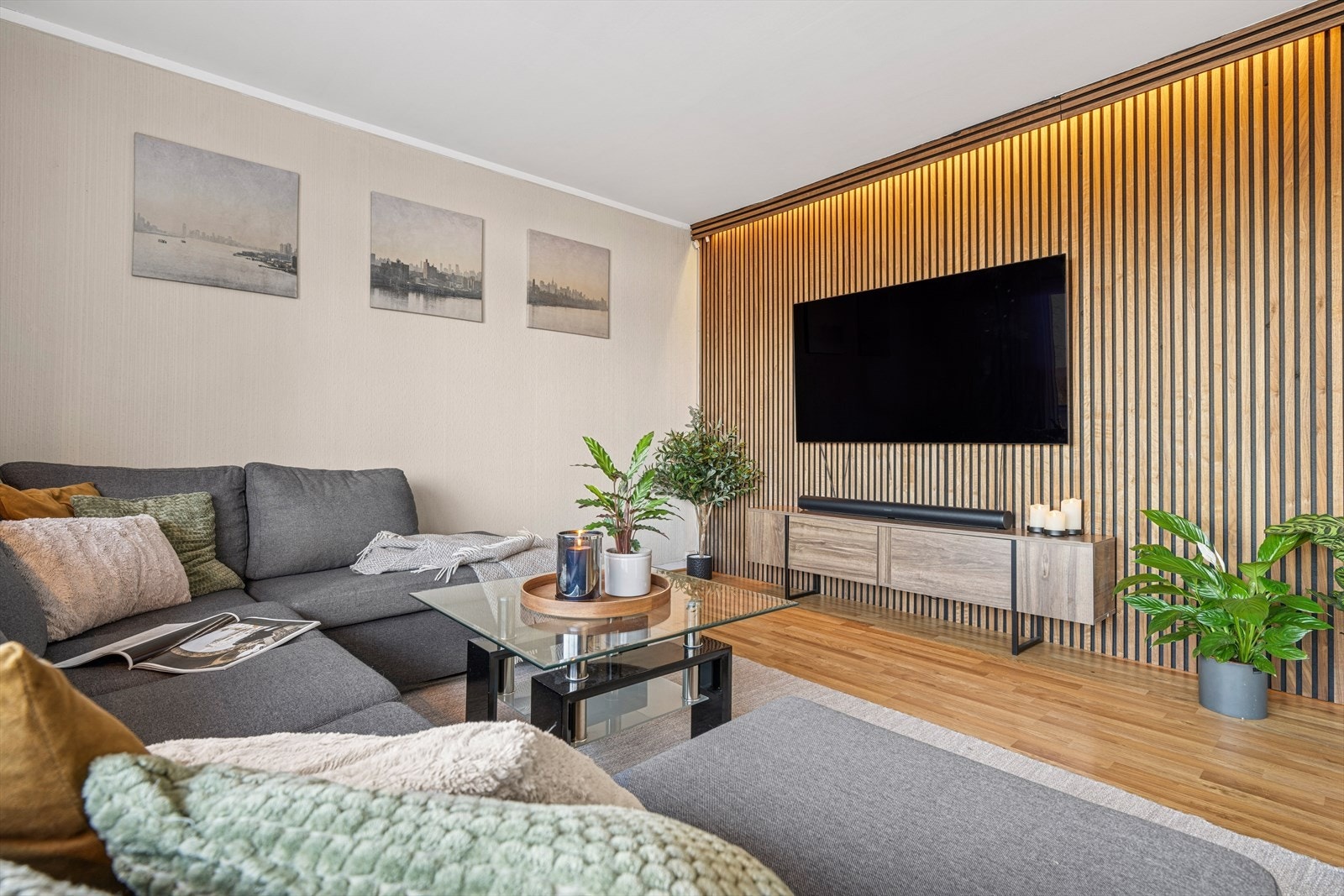 Innbydende stue med pass til sofagruppe og diverse inventar samt varmepumpe. Galleribilde