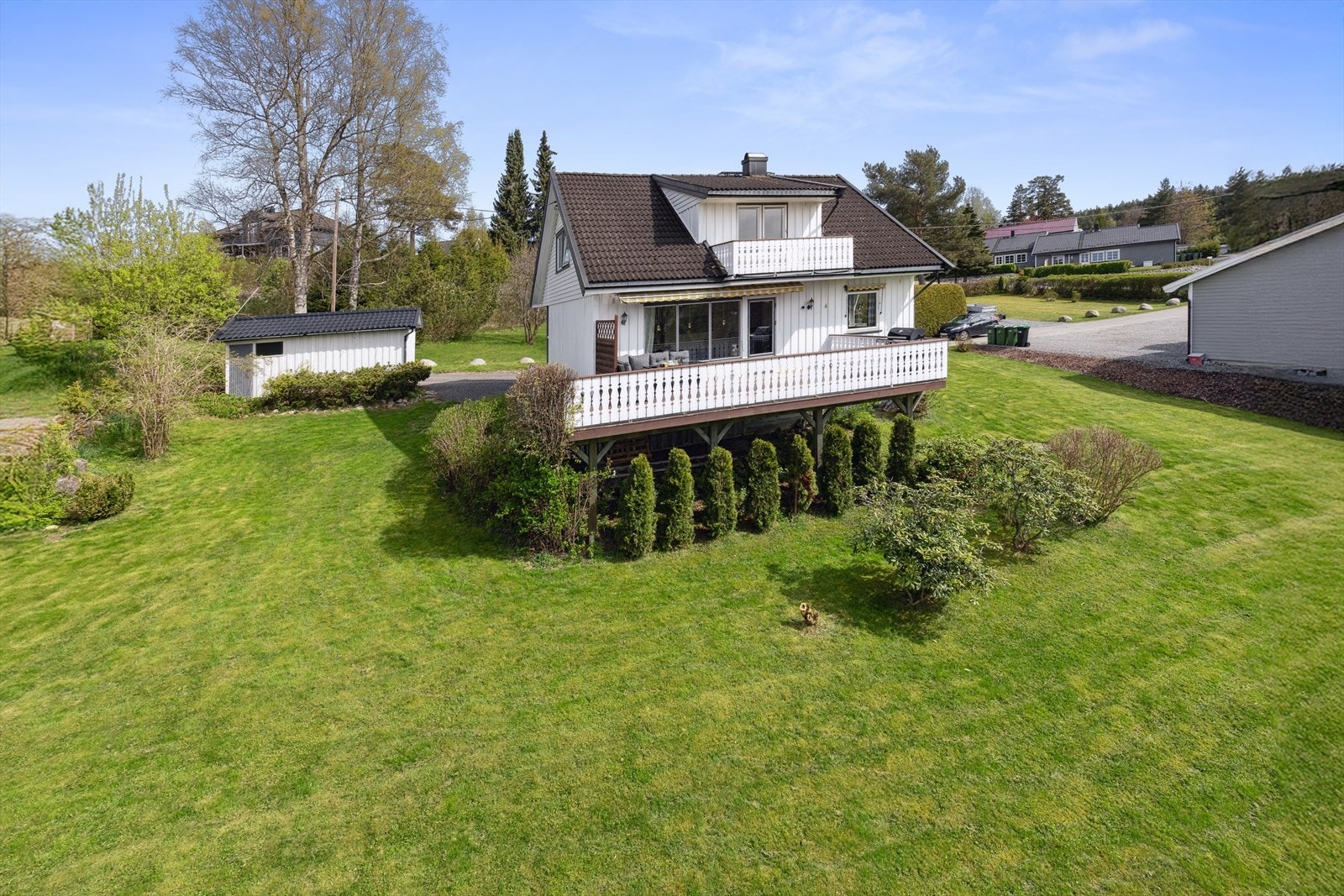 Stor og fint opparbeidet hage. Galleribilde