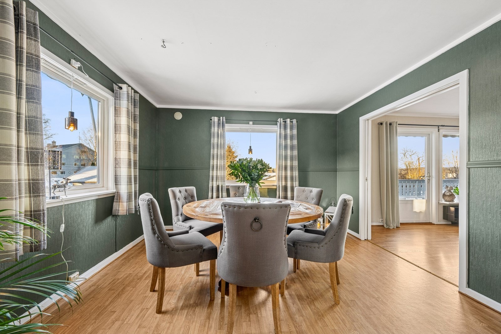 Praktisk spisestue med god plass til spisebord der man kan samle familie og venner til hyggelige sammenkomster. Galleribilde