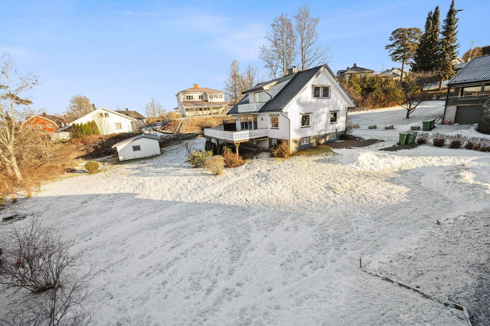 Dette er en trivelig enebolig med barnevennlig beliggenhet på Hemnes i Aurskog Høland kommune. Fra boligen er det gangavstand til barnehage, skole, Coop prix og busstopp. Galleribilde