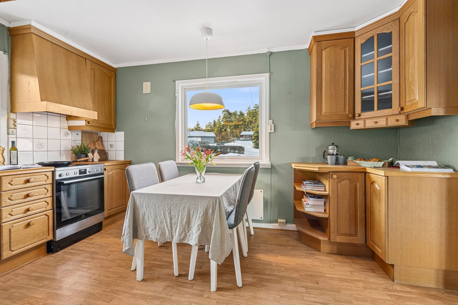 Kjøkkenet har godt med skap og benkeplass. Galleribilde