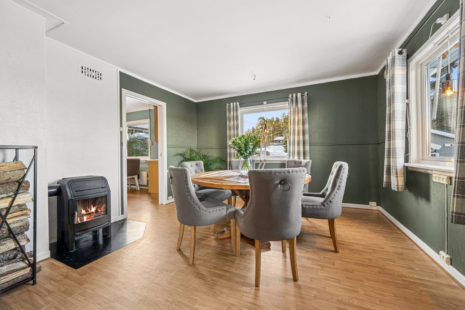 Her er det også en peisovn som gir en trivelig atmosfære på kjølige dager. Galleribilde