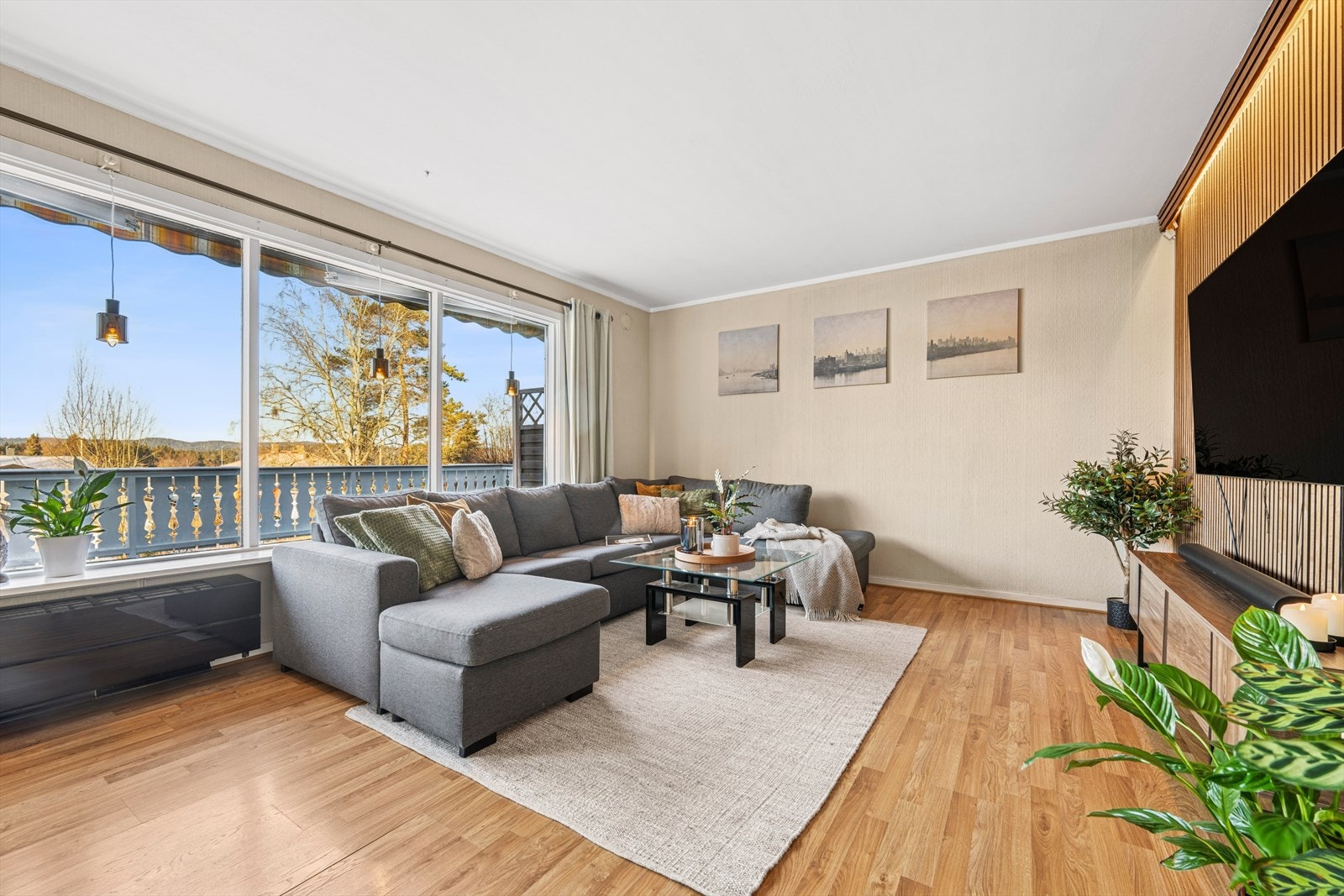 Store vindusflater slipper inn rikelig med naturlig lys. Fra stuen er det utgang til terrasse. Galleribilde