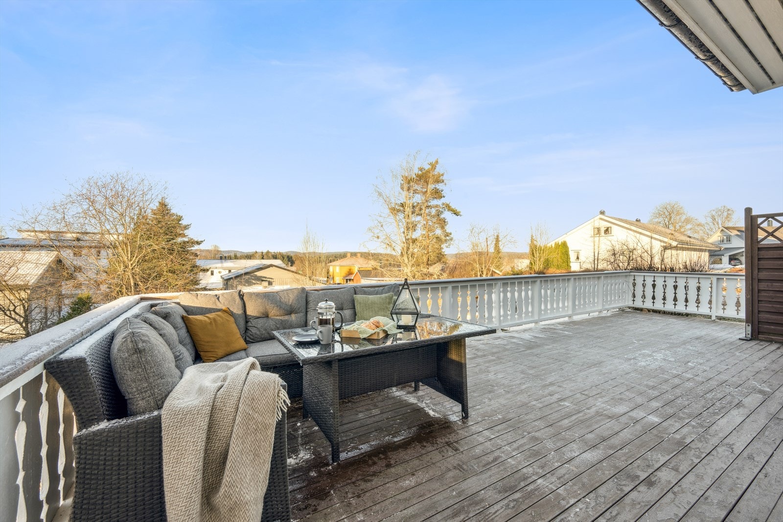 Romslig, vestvendt terrasse med gode solforhold og god plass til diverse utemøbler. Galleribilde