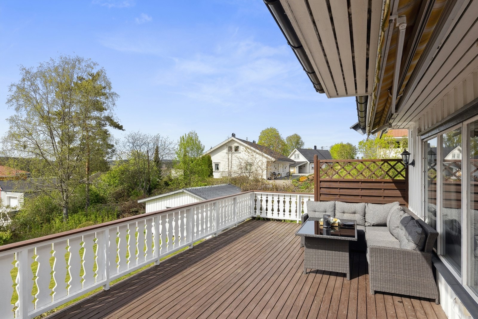 Terrassen fra sommeren, grønn og fin utsikt. Galleribilde