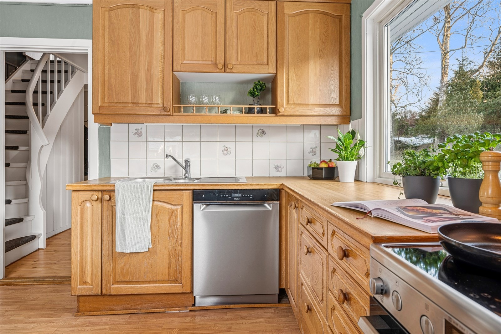 Plass til frittstående hvitevarer som kjøleskap/fryser, oppvaskmaskin og komfyr. Det er kjøkkenventilator med avtrekk ut. Galleribilde