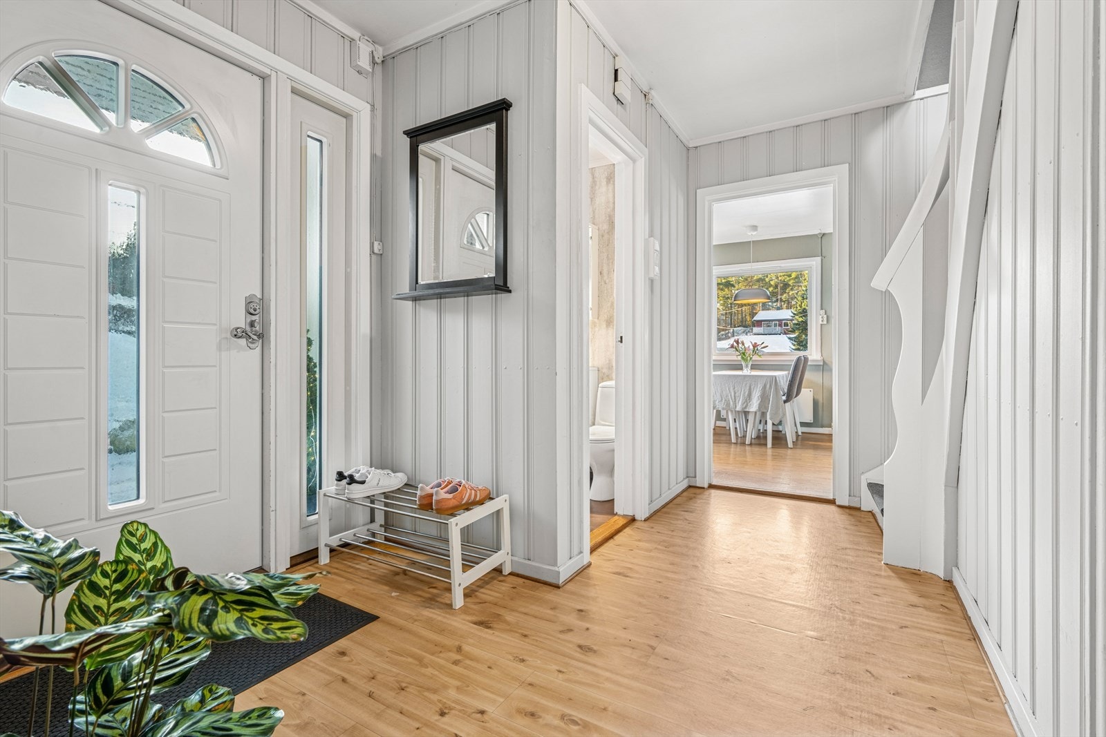 Det første som møter deg når du kommer inn er en liten entré med plass til sko og yttertøy. Galleribilde