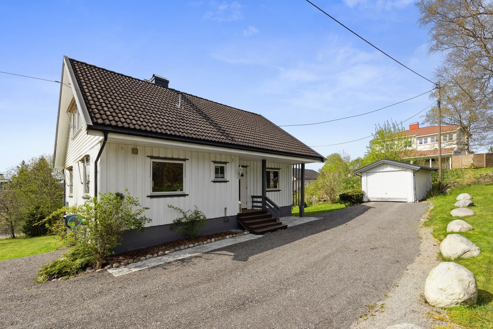 Eiendommen ligger innerst i veien med stor tomt, godt med parkeringsmuligheter og pent opparbeidet tomt. Galleribilde