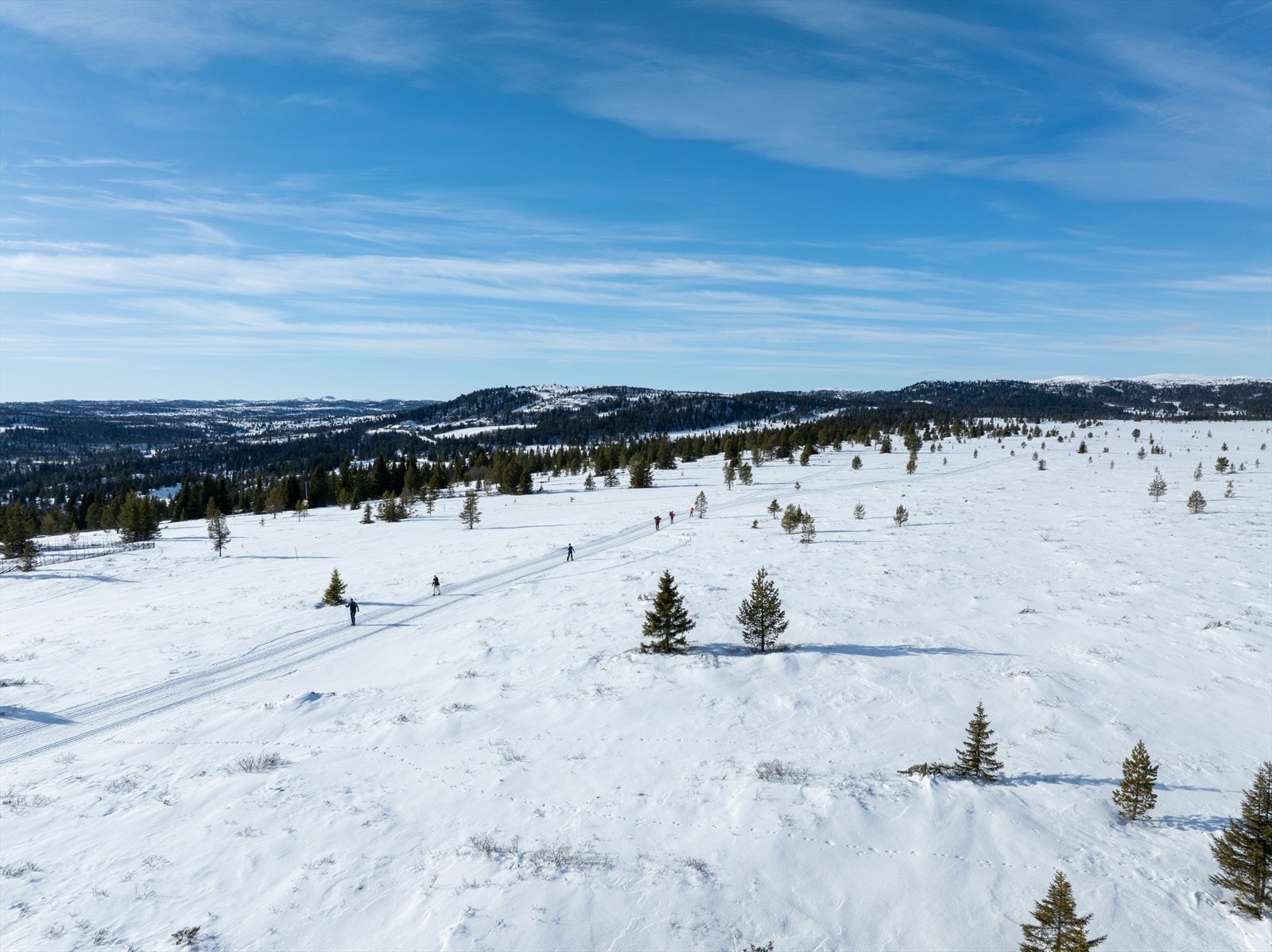 Fantastisk beliggenhet med naturskjønne omgivelser, perfekt for friluftsliv. Nyt fredfulle dager i et vinterparadis med storslått utsikt! Galleribilde
