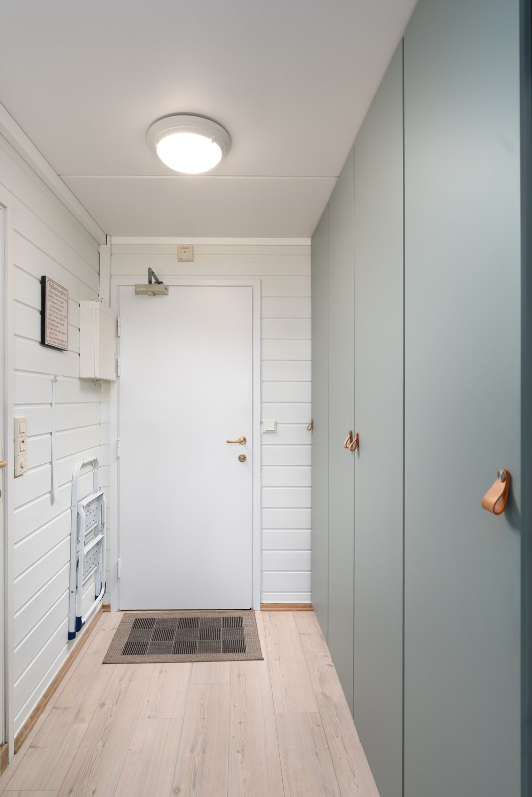 Velkommen inn! Pen gang med rikelig garderobeskap fra gulv til tak. Galleribilde