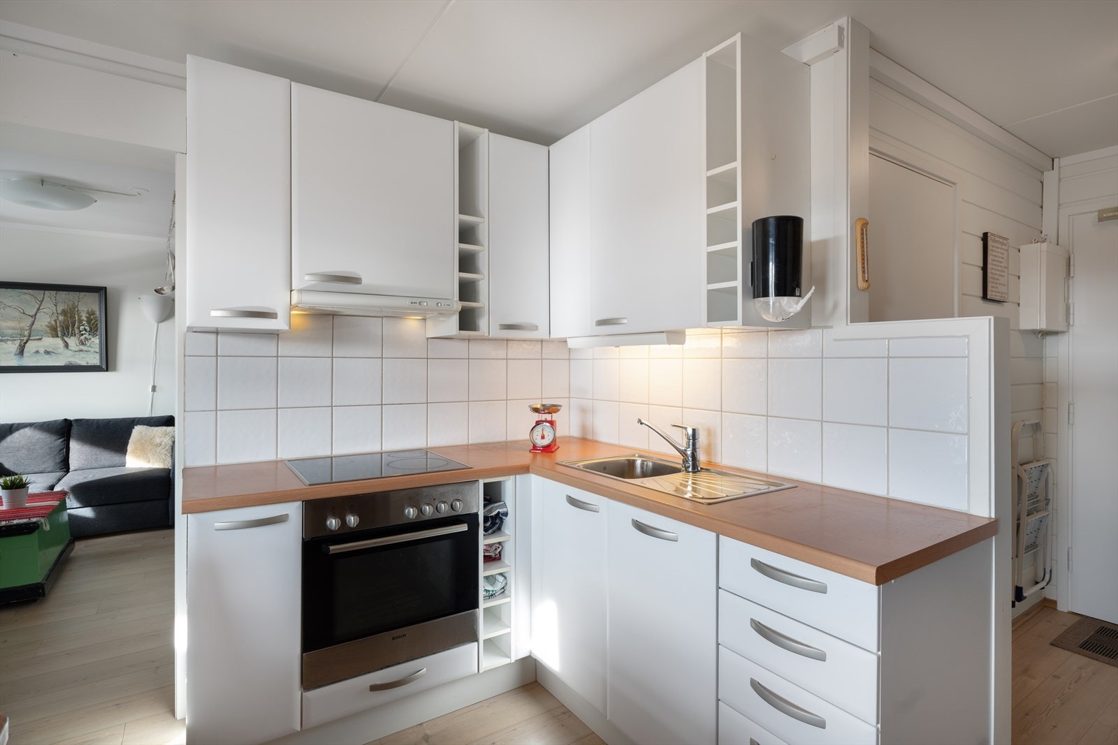 Pent og lyst kjøkken med integrert komfyr og koketopp. Galleribilde