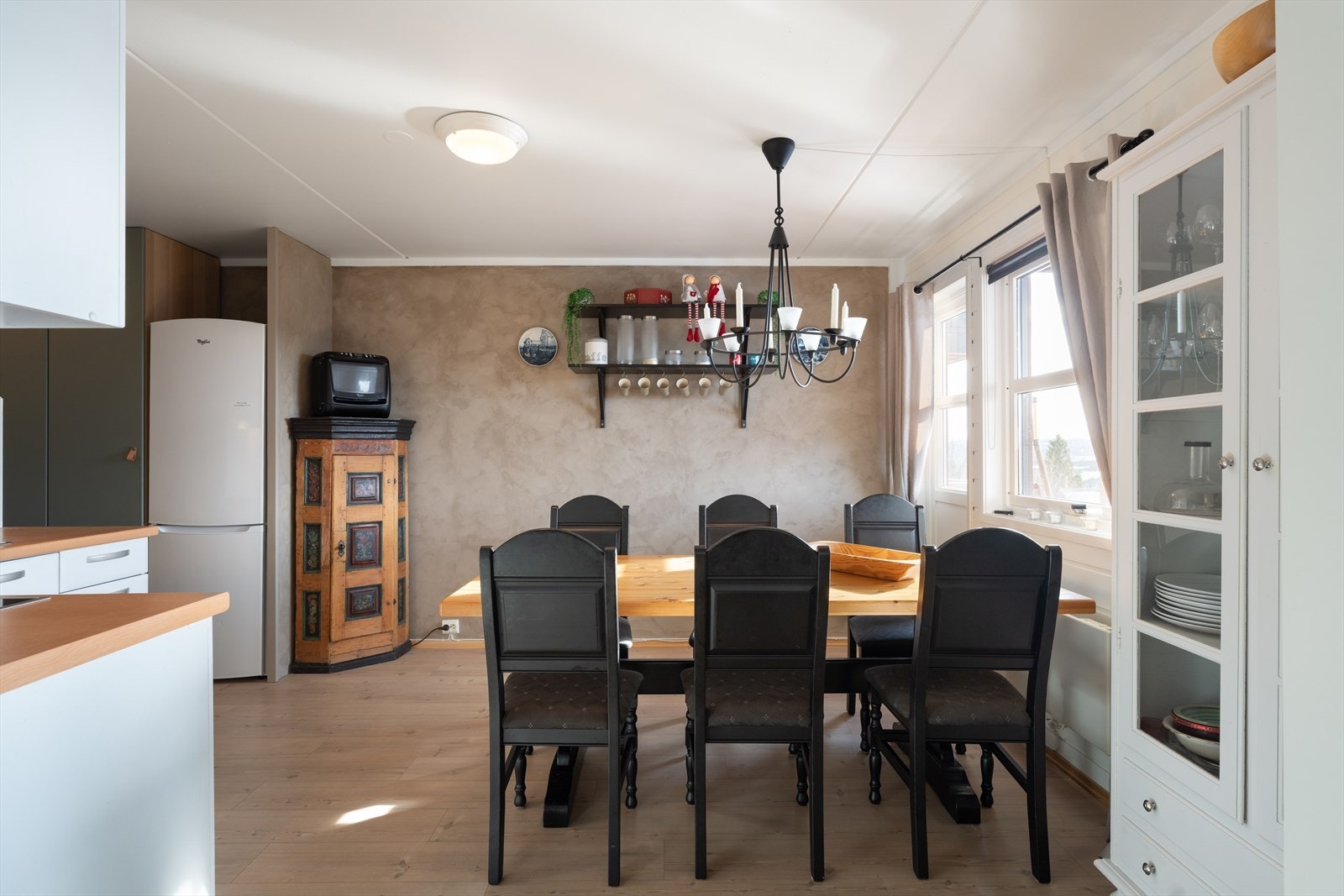 Lyst og innbydende spiseområde med plass til familie og venner. Store vinduer gir rikelig med naturlig lys. Galleribilde