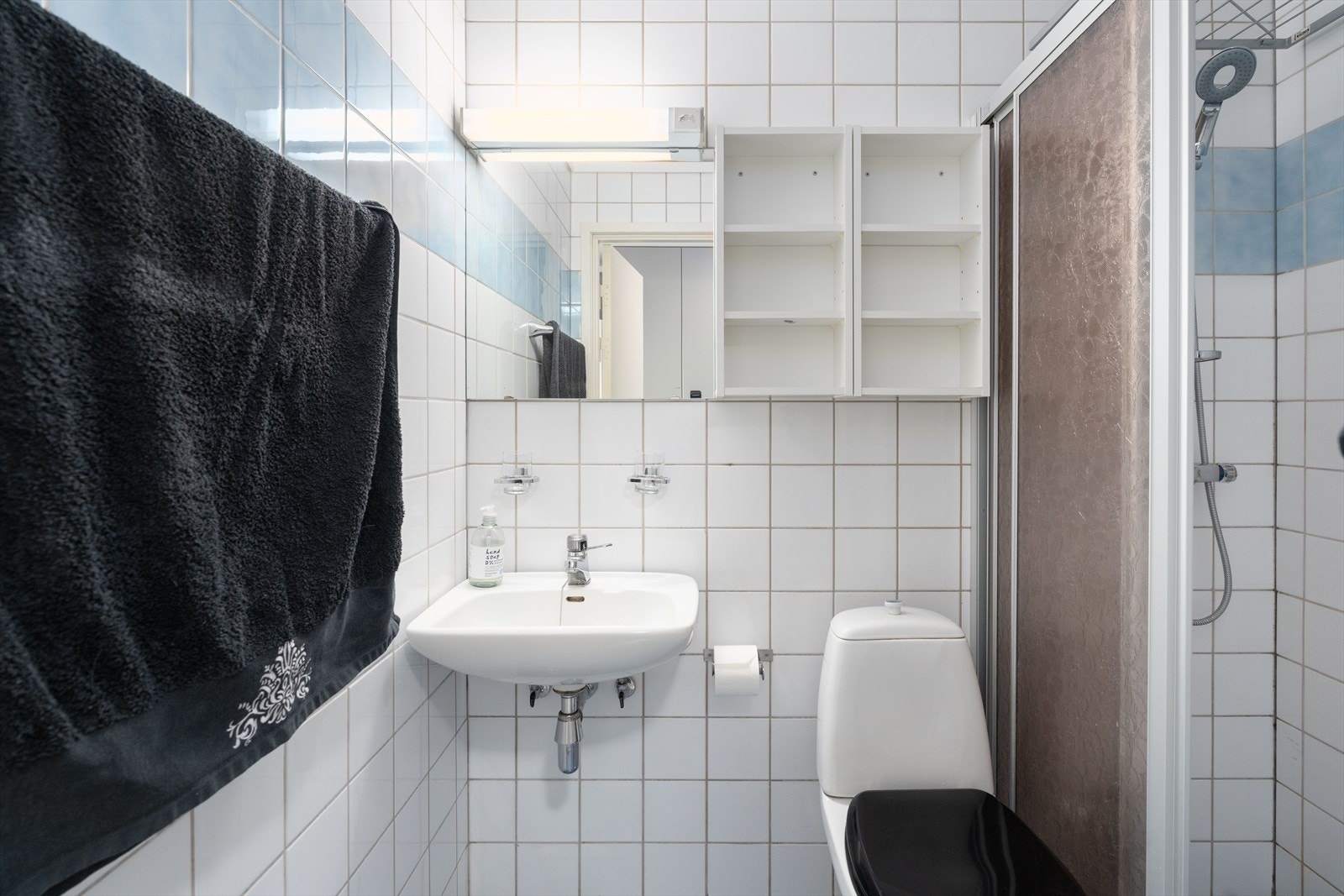 Bad servant, gulvmontert toalett og dusjhjørne med delvegg. Galleribilde