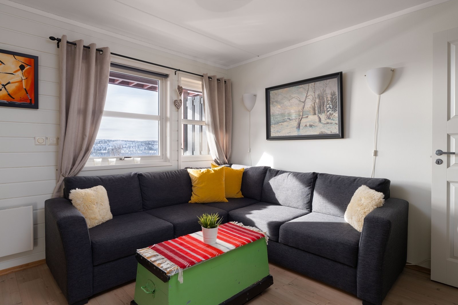 Vinduer mot den fine utsikten. Galleribilde