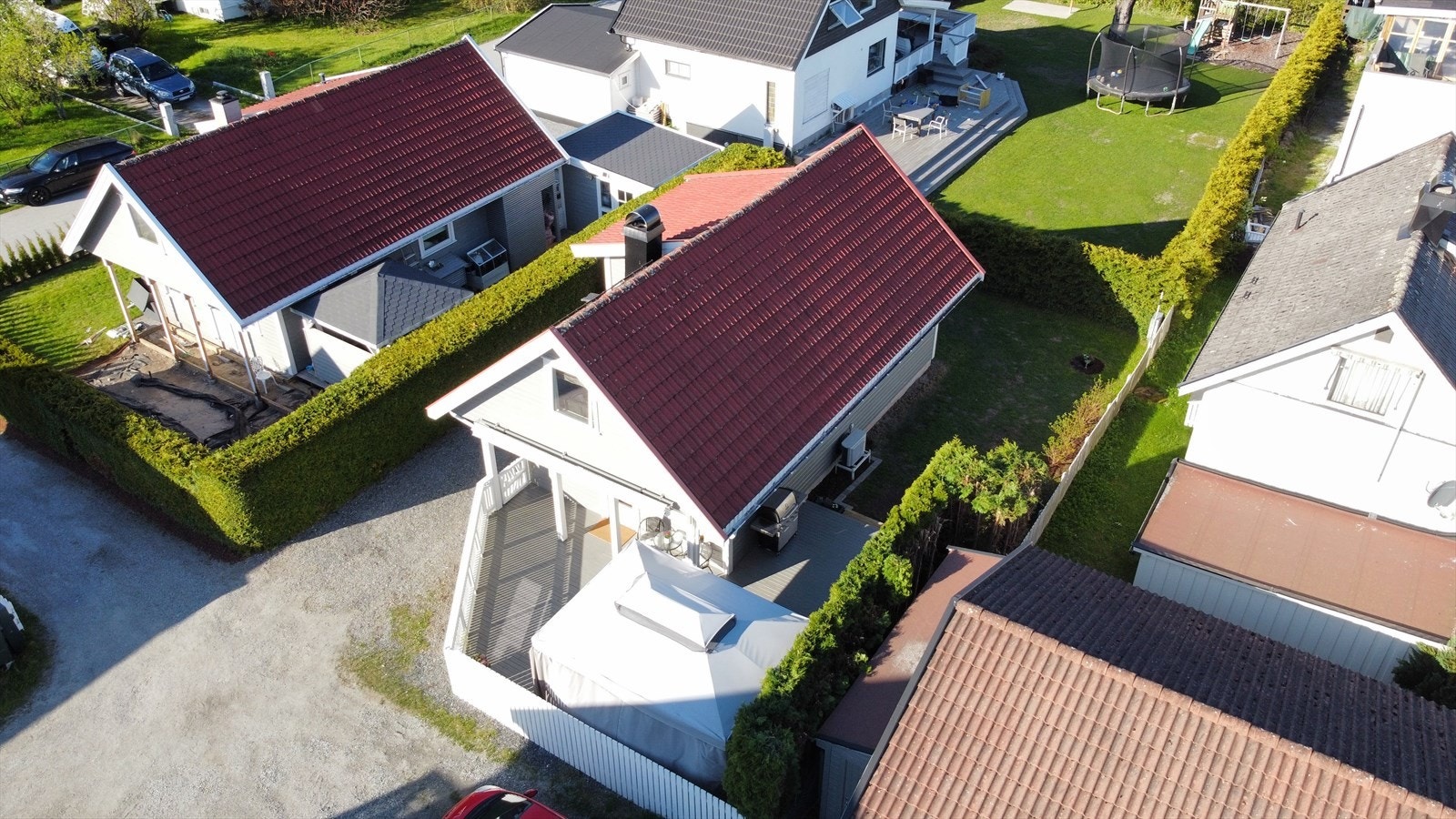 Eiet tomt på ca. 277 kvm. Tomten er opparbeidet med gressplen, hekk og beplantninger. Gruset gårdsplass. Selgers private foto Galleribilde