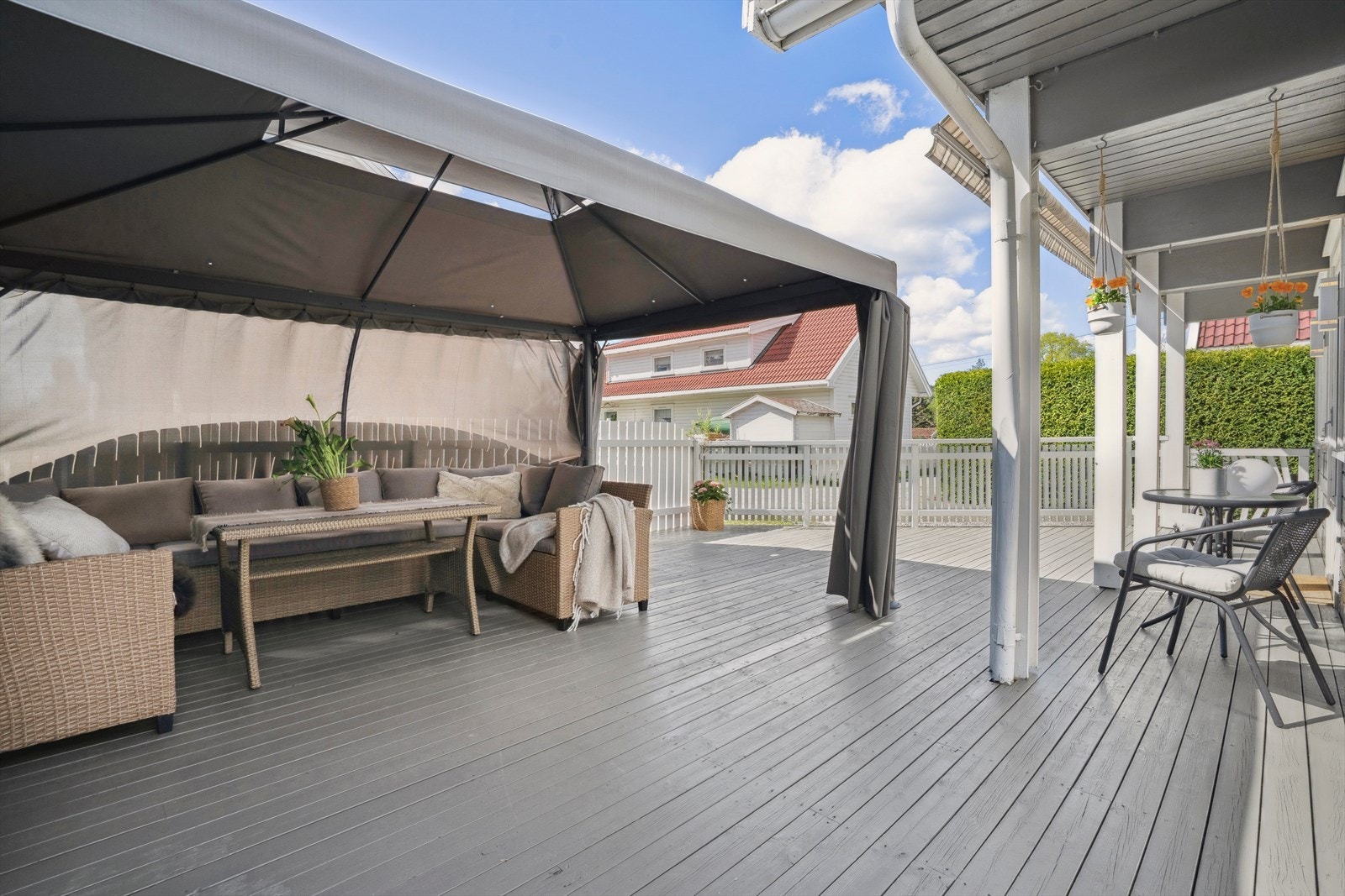 Her kan man nyte flotte sommerdager- og kvelder. Paviljong medfølger. Galleribilde