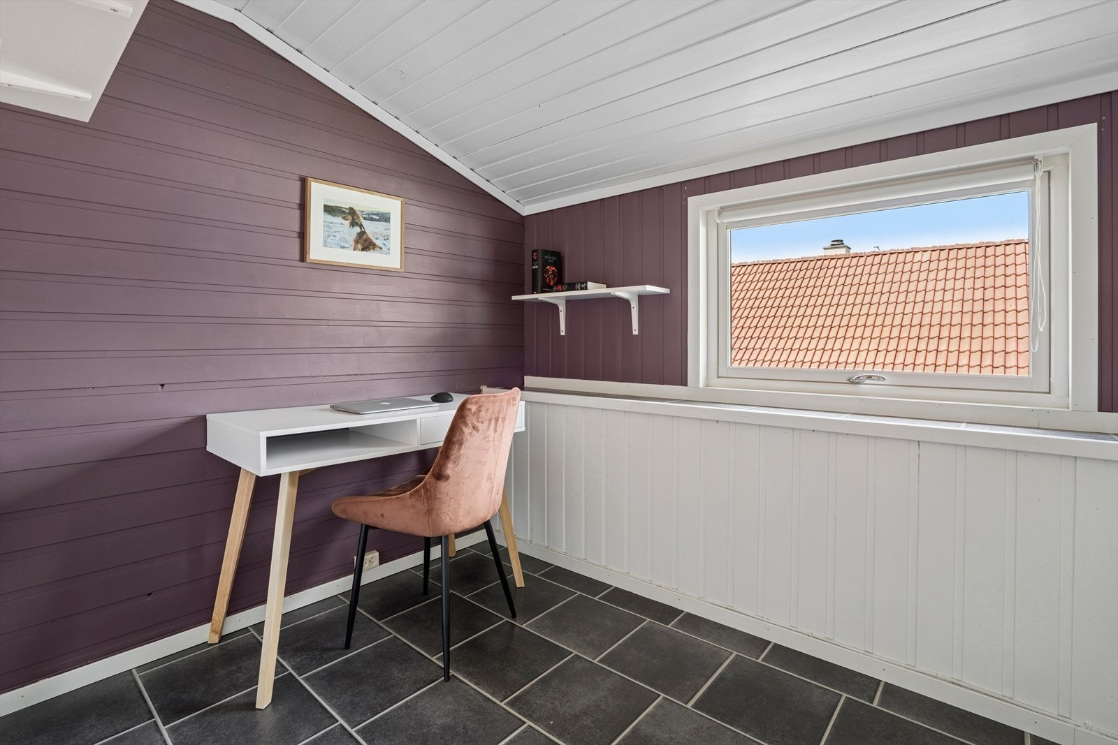 Et av rommene i 2. etasje er innredet som kontor. Dette er godkjent som bod ihht godkjente bygningstegninger og ikke godkjent for varig opphold. Se pkt. ferdigattest Galleribilde