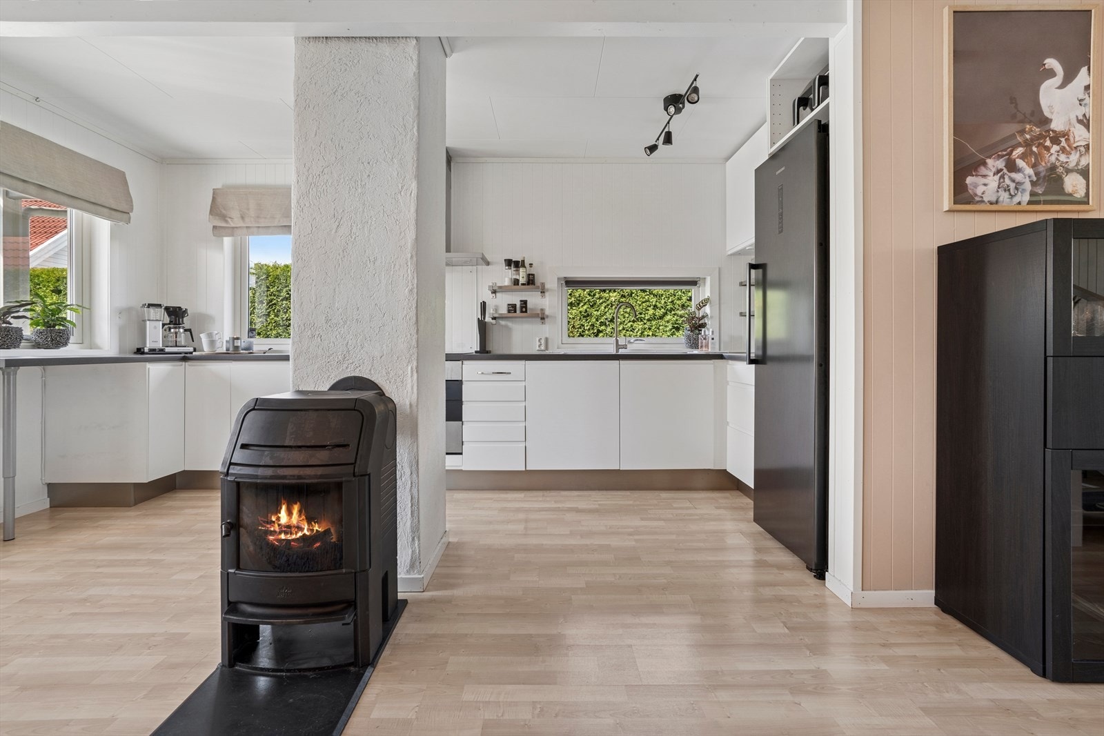 Kjøkkenets utforming legger til rette for at man enkelt ha kontakt med gjestene mens man tilbereder et godt måltid. Galleribilde