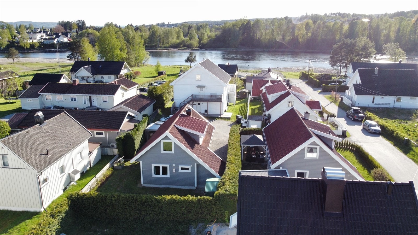 Boligen ligger sjarmerende til i et rolig boligområde nær elva med badeplass og turmuligheter langs Drammenselva, som også er en av Norges beste lakseelver. Selgers private foto Galleribilde