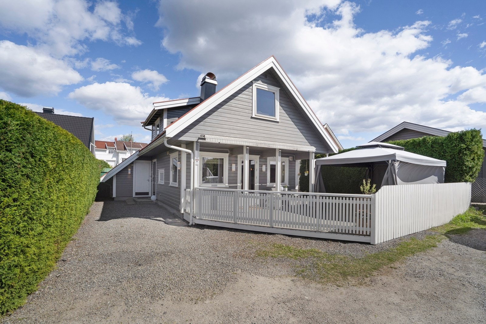 Enebolig i hjertet av Gamle Hokksund - solrik og attraktiv beliggenhet i gangavstand til sentrum. Boligen har 2 soverom, vedovn og varmepumpe for god komfort året rundt Galleribilde