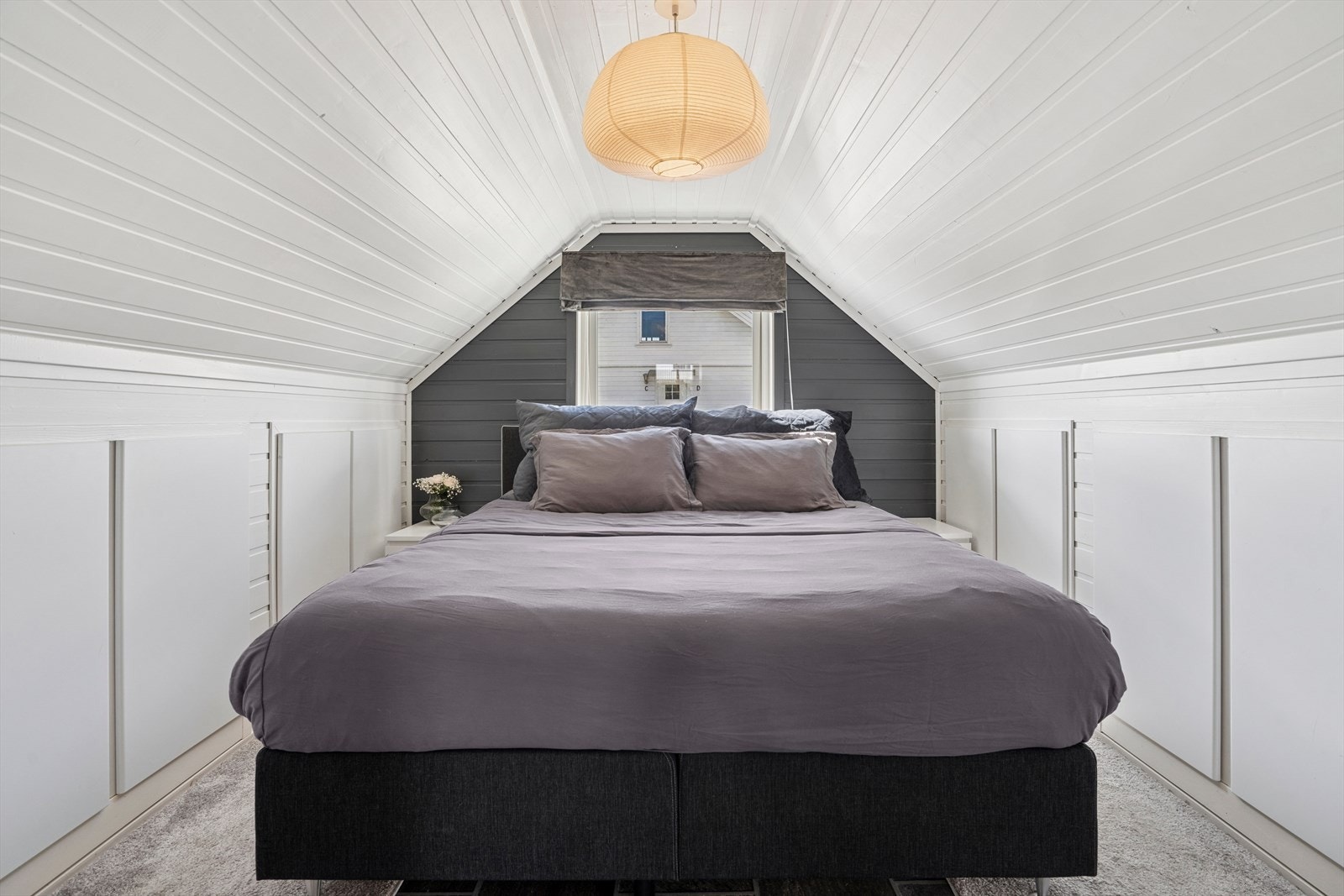 Soverommene er malt i moderne fargenyanser og har godt med naturlig lys fra vindusposter. Galleribilde