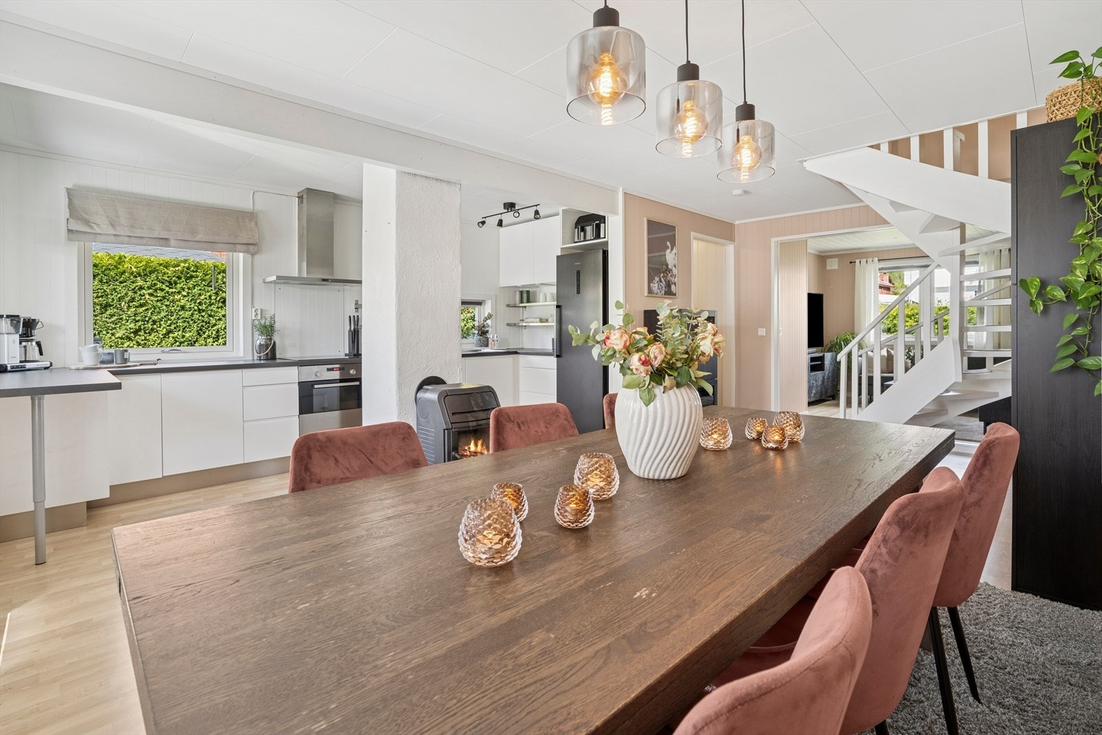 Hyggelig spisestue med god plass til familie og venner. Galleribilde