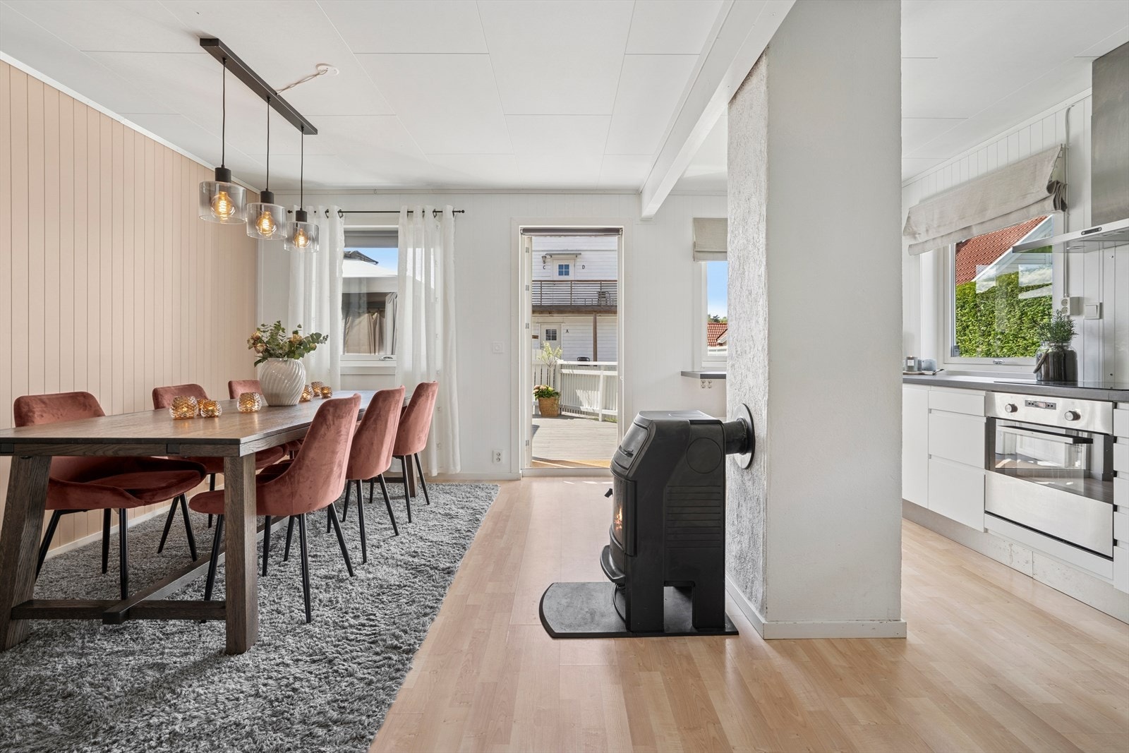 Boligen har en fin utforming som enkelt kan innredes med både sofa, spisebord og ellers annet ønskelig inventar for å sette ditt eget preg på boligen. Galleribilde