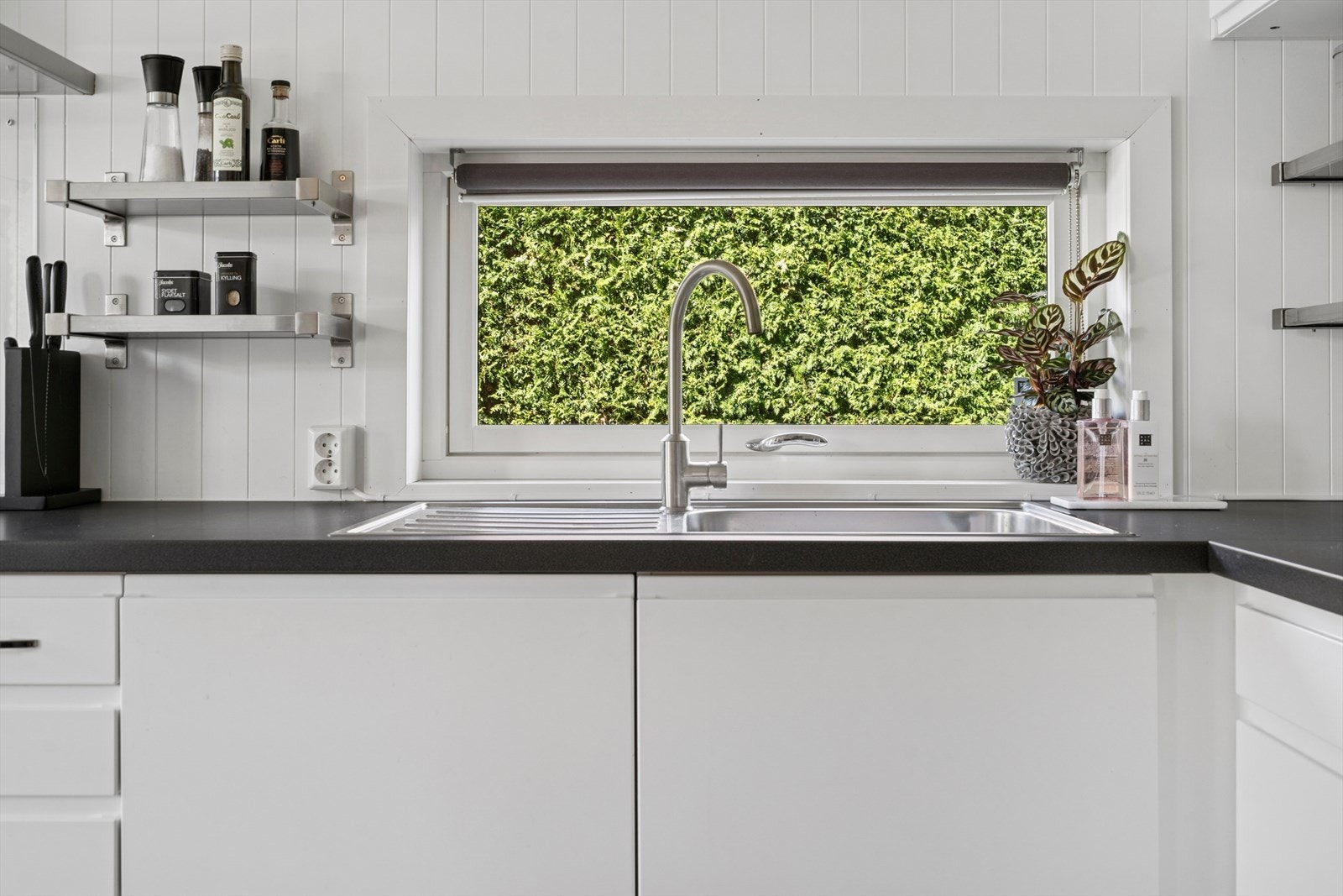 Frontene består av glatte fronter og det er benkeplate av laminat. Galleribilde