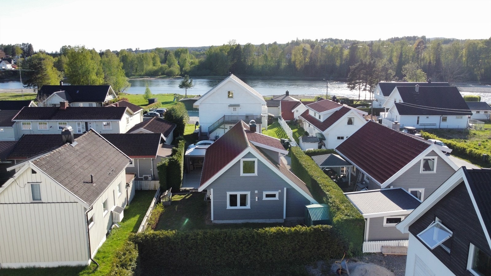Eiendommen har en flott og meget barnevennlig beliggenhet i et etablert boligområde i Gamle Hokksund. Selgers private foto Galleribilde