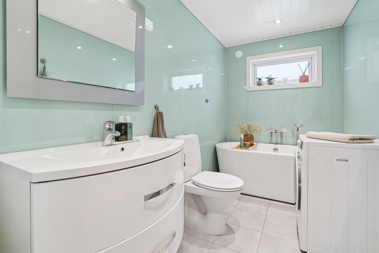 Innbydende og delikat bad som er pusset opp i 2016. Galleribilde