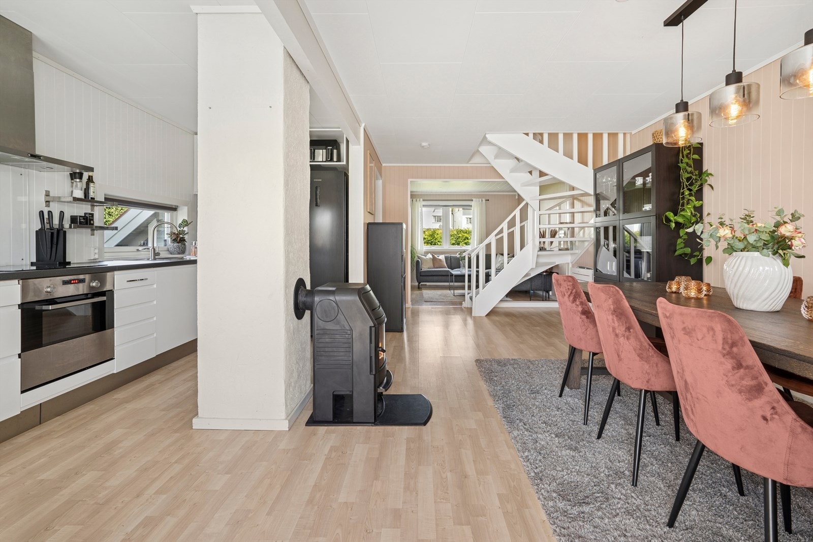 Veggene i stue/spisestue er malt i lys granitt høsten 2022. Veggene på kjøkkenet er malt i hvit bomull høsten 2022 Galleribilde