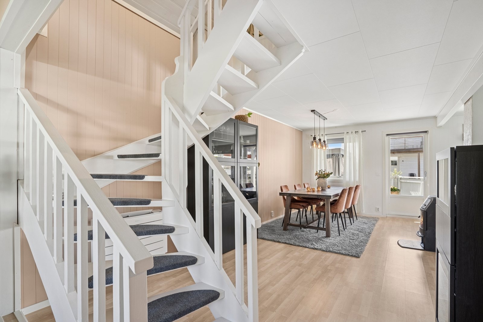 Ildsted og varmepumpe som bidrar til hygge, varme og skaper en god atmosfære i rommet. Galleribilde