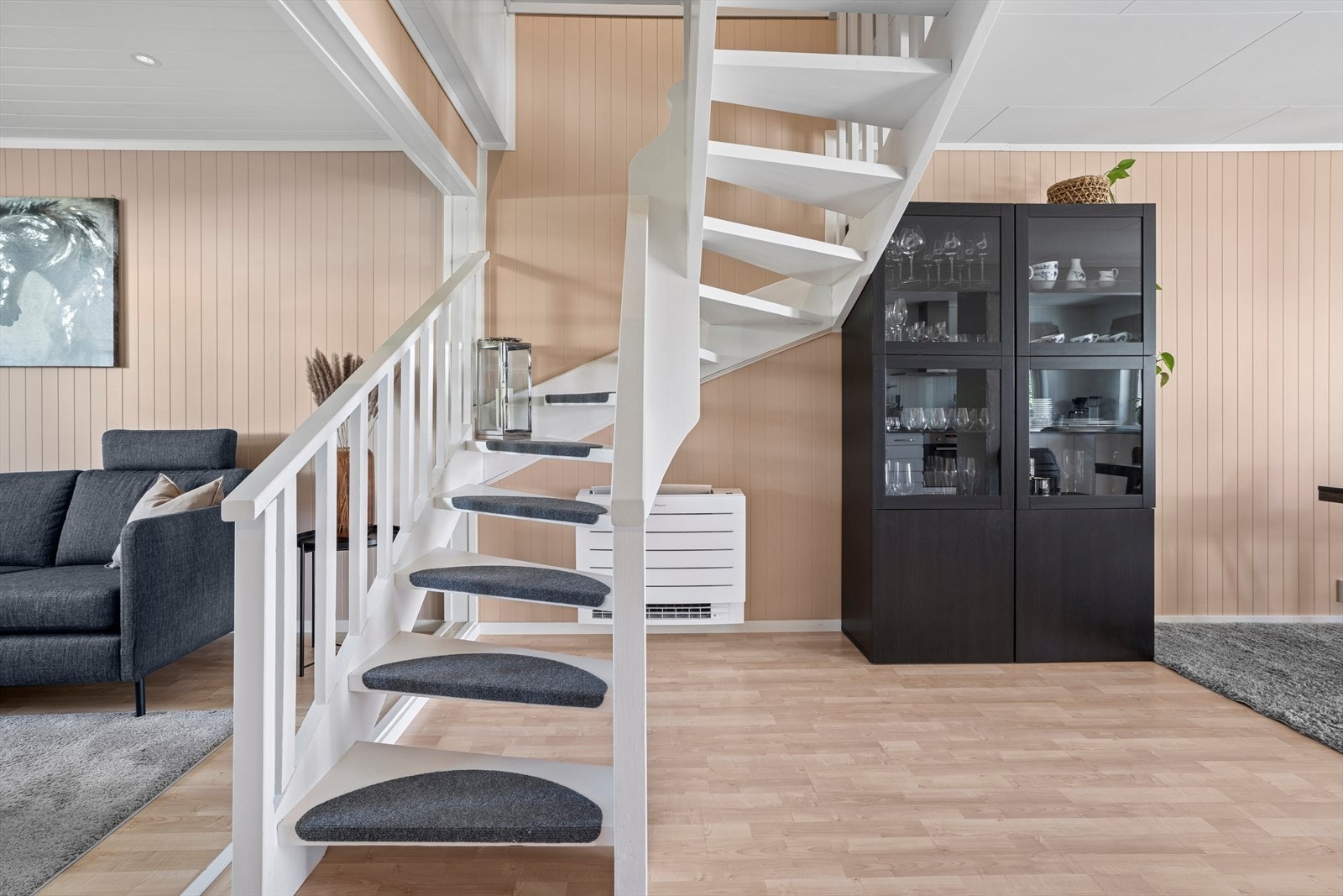 Stuen er delikat innredet med en sofagruppe og diverse tilhørende møblement Galleribilde